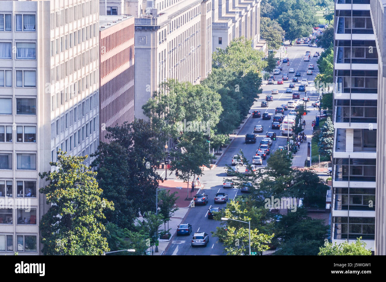 Washington DC, USA - Le 24 juillet 2013 : Vue aérienne de Pennsylvania Avenue street dans le centre-ville avec le trafic et les gens par national mall Banque D'Images