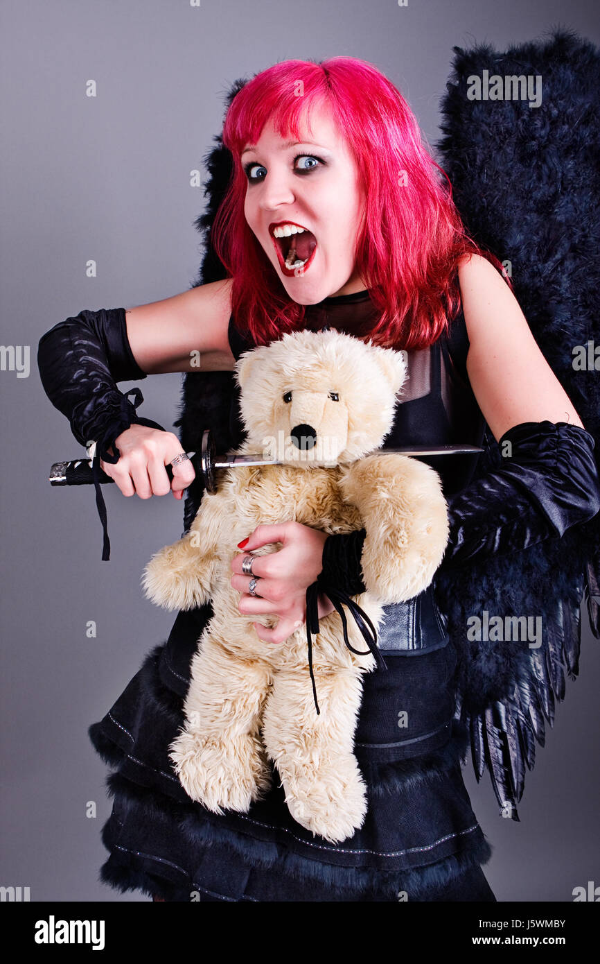 Femme frowningly teddy danger menaçant la folie folle femme dague noire  danger Photo Stock - Alamy