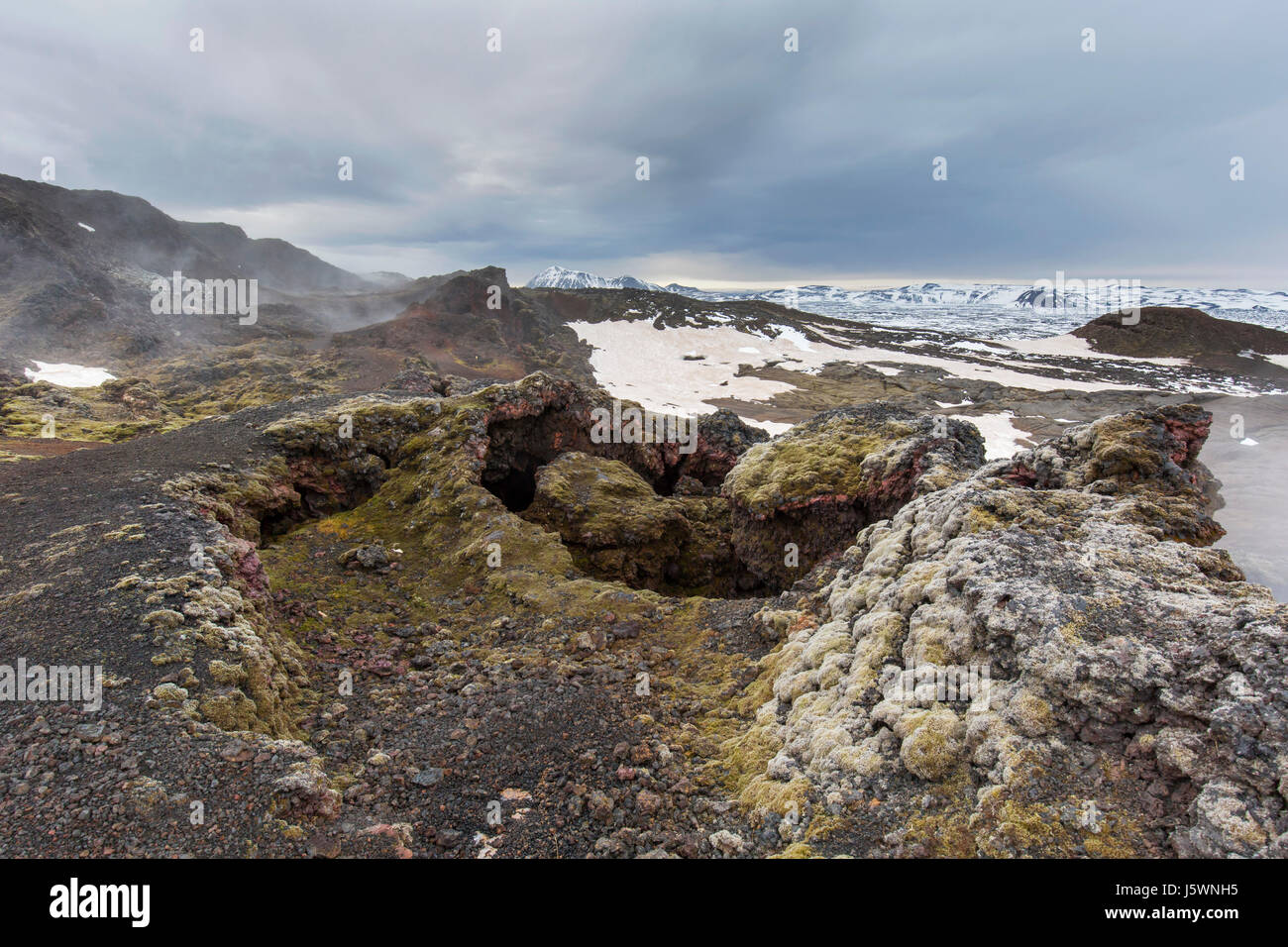 Fumerolle à Leirhnjukur / Leirhnjúkur, dans le champ de lave Krafla caldera en hiver, boutiques eystra / Nordurland eystra, Nord de l'Islande Banque D'Images