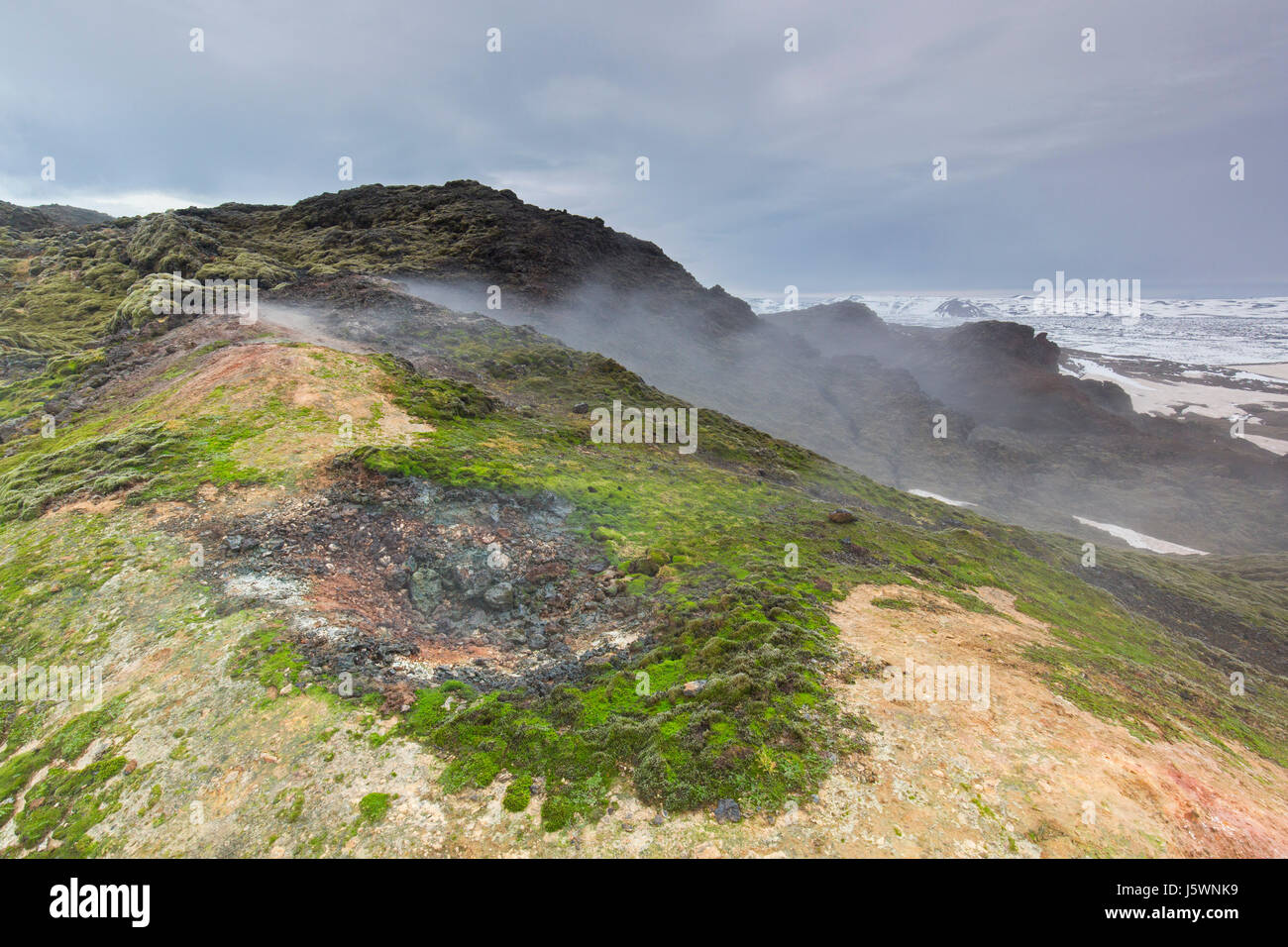 Fumerolle à Leirhnjukur / Leirhnjúkur, dans le champ de lave Krafla caldera en hiver, boutiques eystra / Nordurland eystra, Nord de l'Islande Banque D'Images