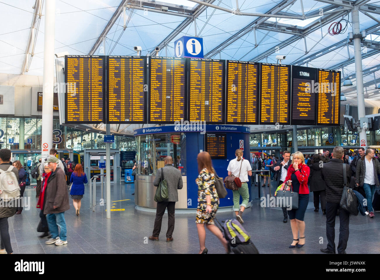 Les informations sur la table en train de la gare Piccadilly Manchester UK Banque D'Images