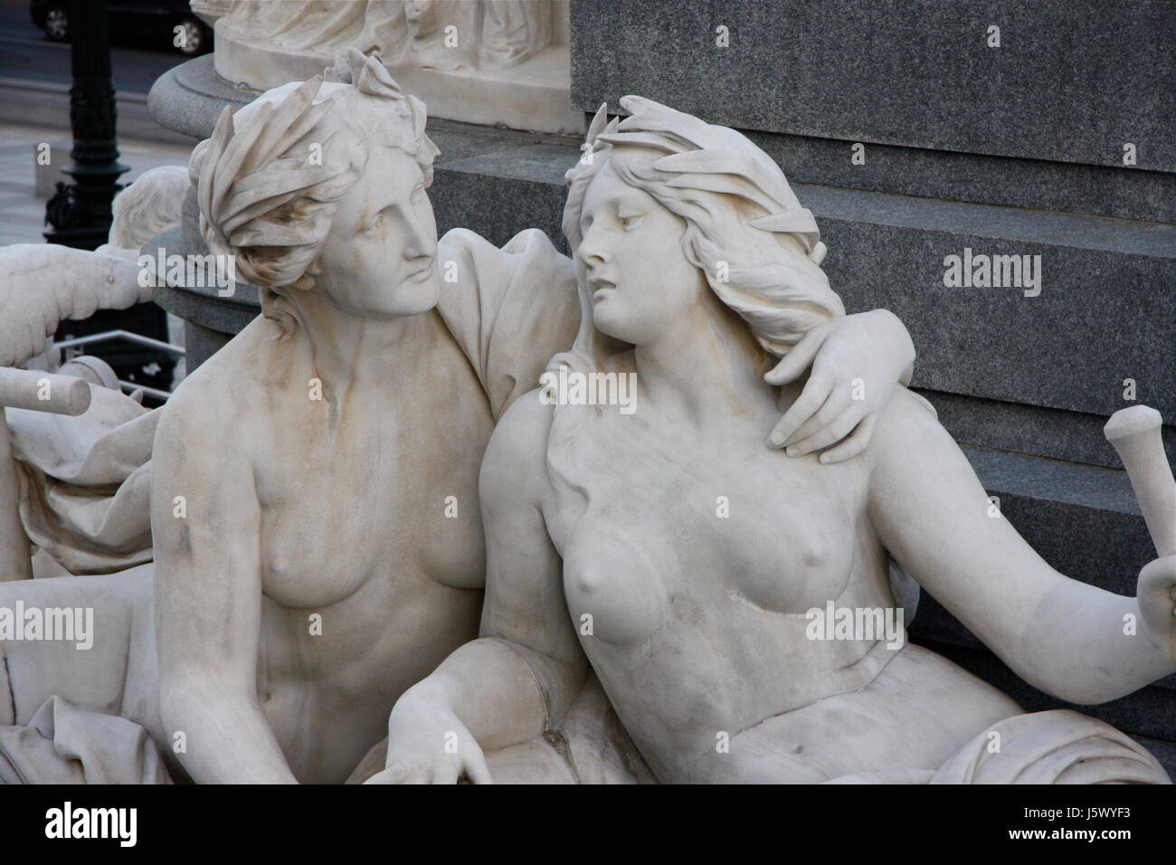 Femme femmes monument vienne visiter le parlement belle femme femmes monument Banque D'Images