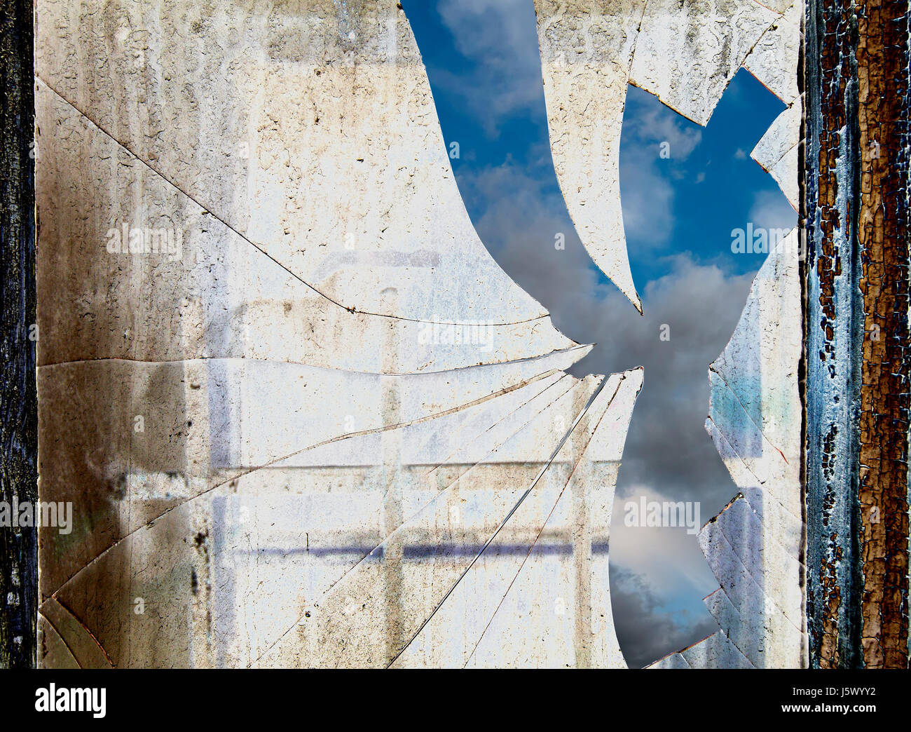 Résumé de droit de le ciel derrière la fenêtre cassée et sale Banque D'Images