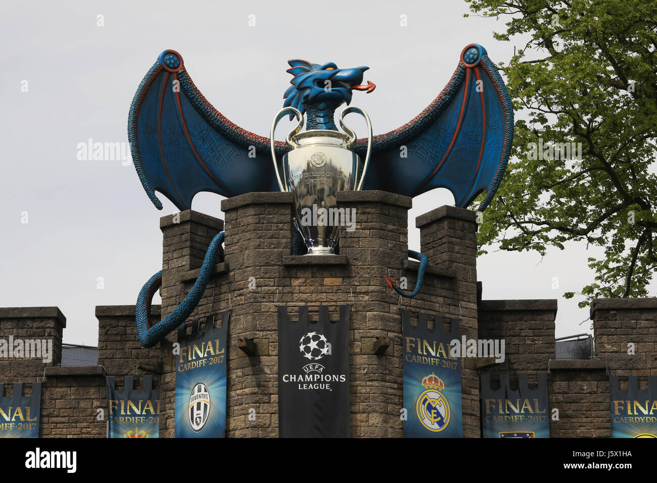 Blue Dragon, avec des répliques de la coupe de la Ligue des champions, ornant les murs du château de Cardiff lors de la construction jusqu'à la finale de la Ligue des champions en juin. Banque D'Images