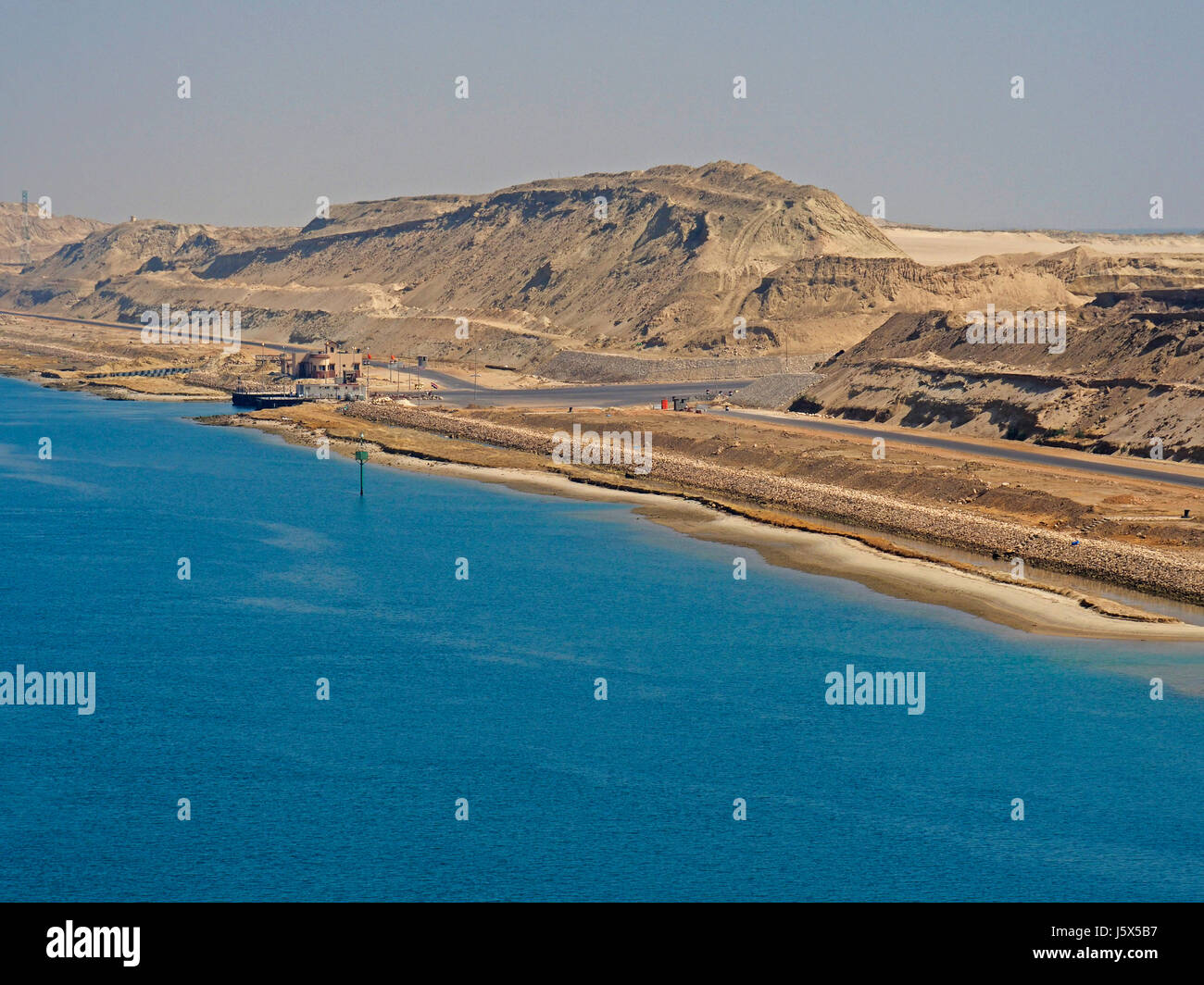 Nouvelle section excavée de sable de empilés le long du Canal de Suez en direction lane. Banque D'Images