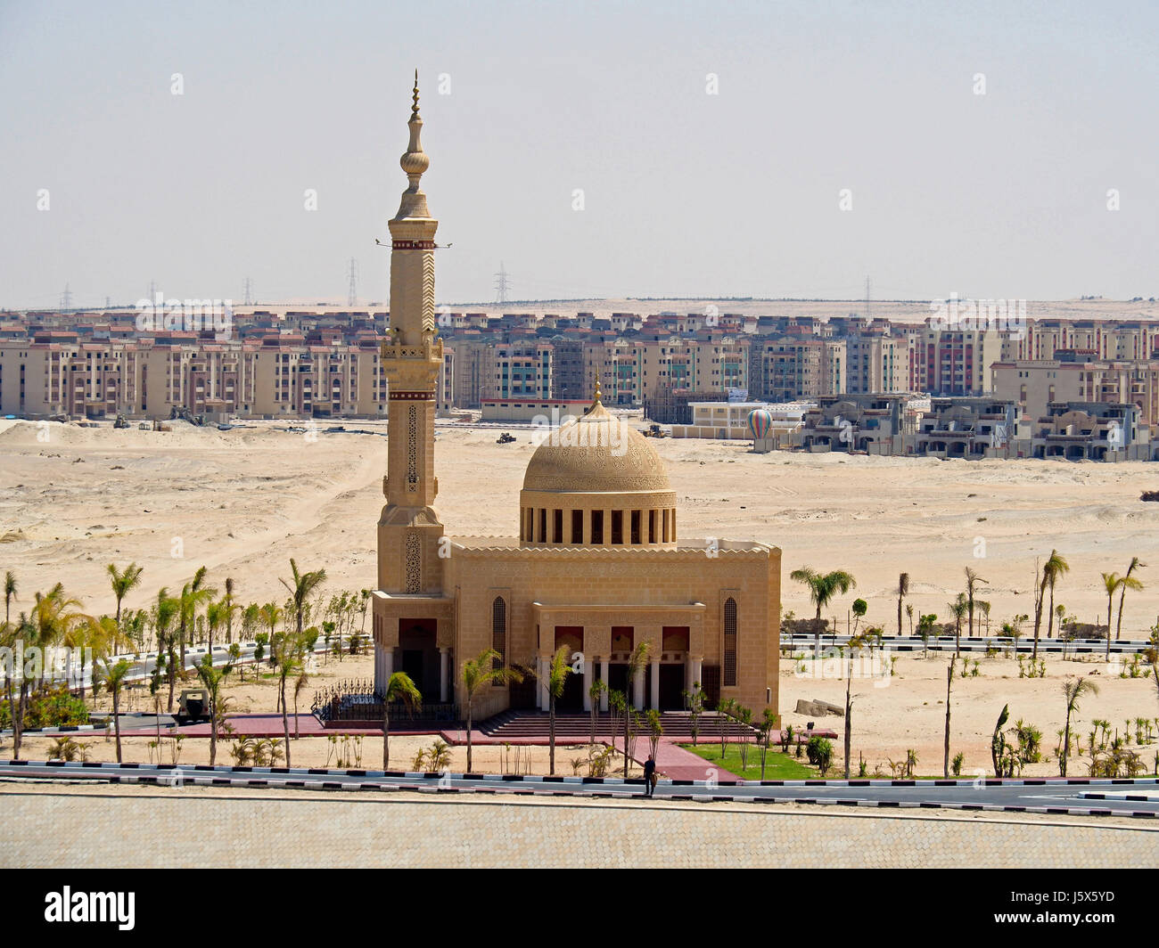 Nouvelle mosquée et projet de logement résidentiel le long du Canal de Suez à Ismaïlia. Banque D'Images