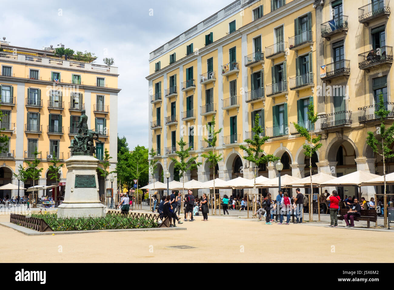 Les touristes profiter de repas en plein air sur la Plaça de la Independència, Gérone, Espagne. Banque D'Images