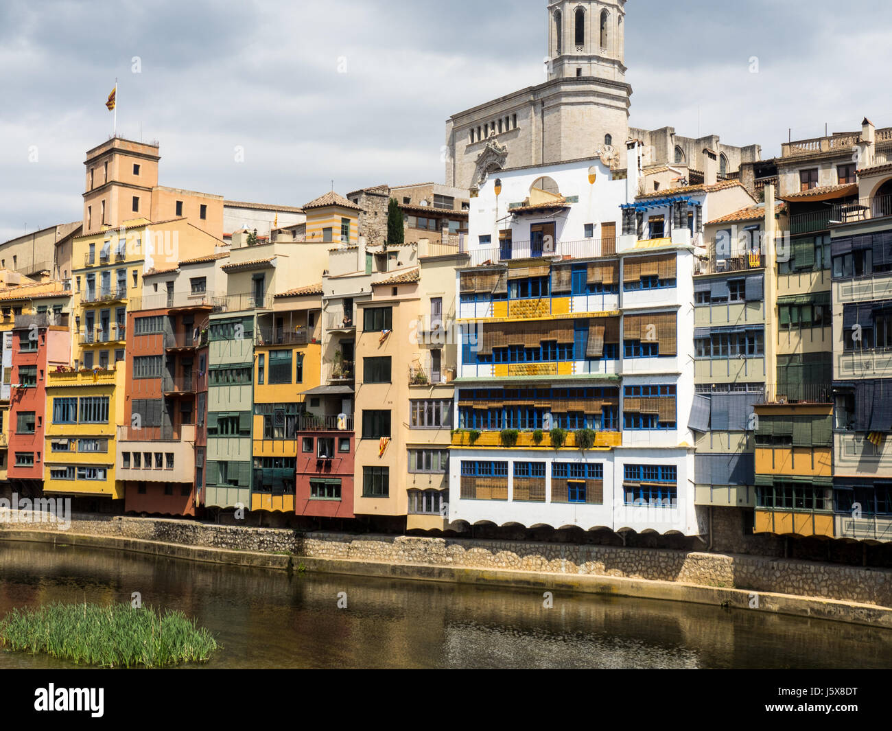 Cas de l'Onyar, les maisons sur la rivière Onyar, Gérone, Espagne. Banque D'Images