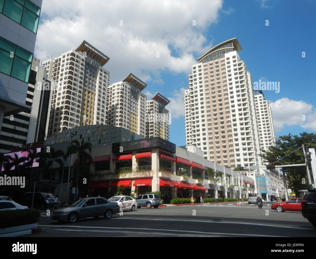 Le Centre Araneta à Cubao, Quezon City, Philippines, est un important complexe commercial et de divertissement. Situé à Socorro, il comprend des centres commerciaux, des bureaux et des espaces événementiels, servant de développement urbain clé dans la région. Banque D'Images