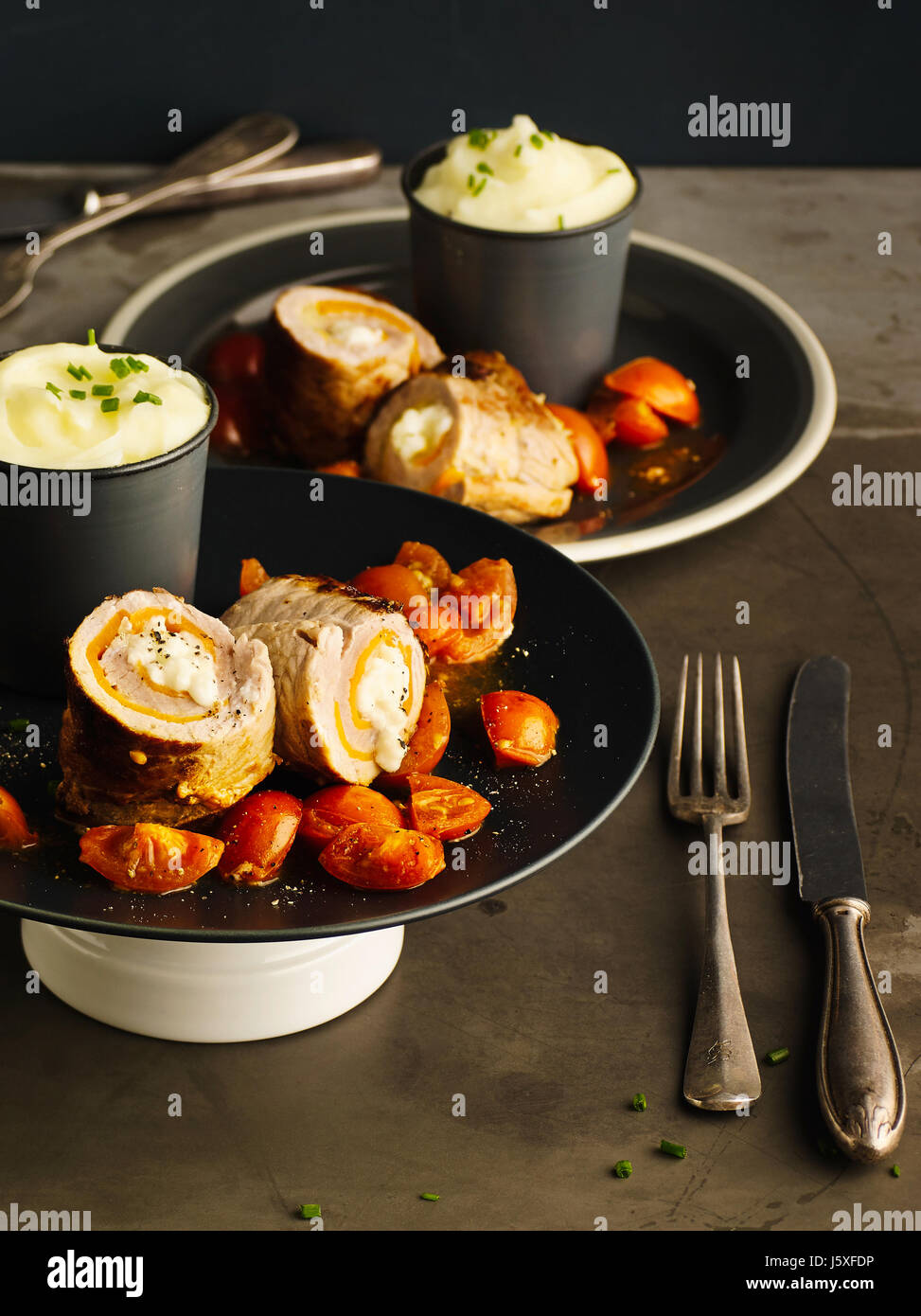 Rempli roulés avec une purée de pommes de terre et tomates balsamique Banque D'Images