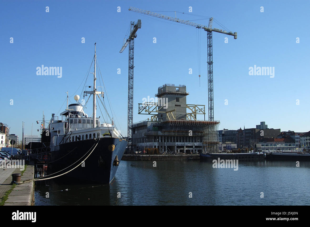 Grue de construction waterfront Anvers grand site en construction bateau à voile voilier Banque D'Images