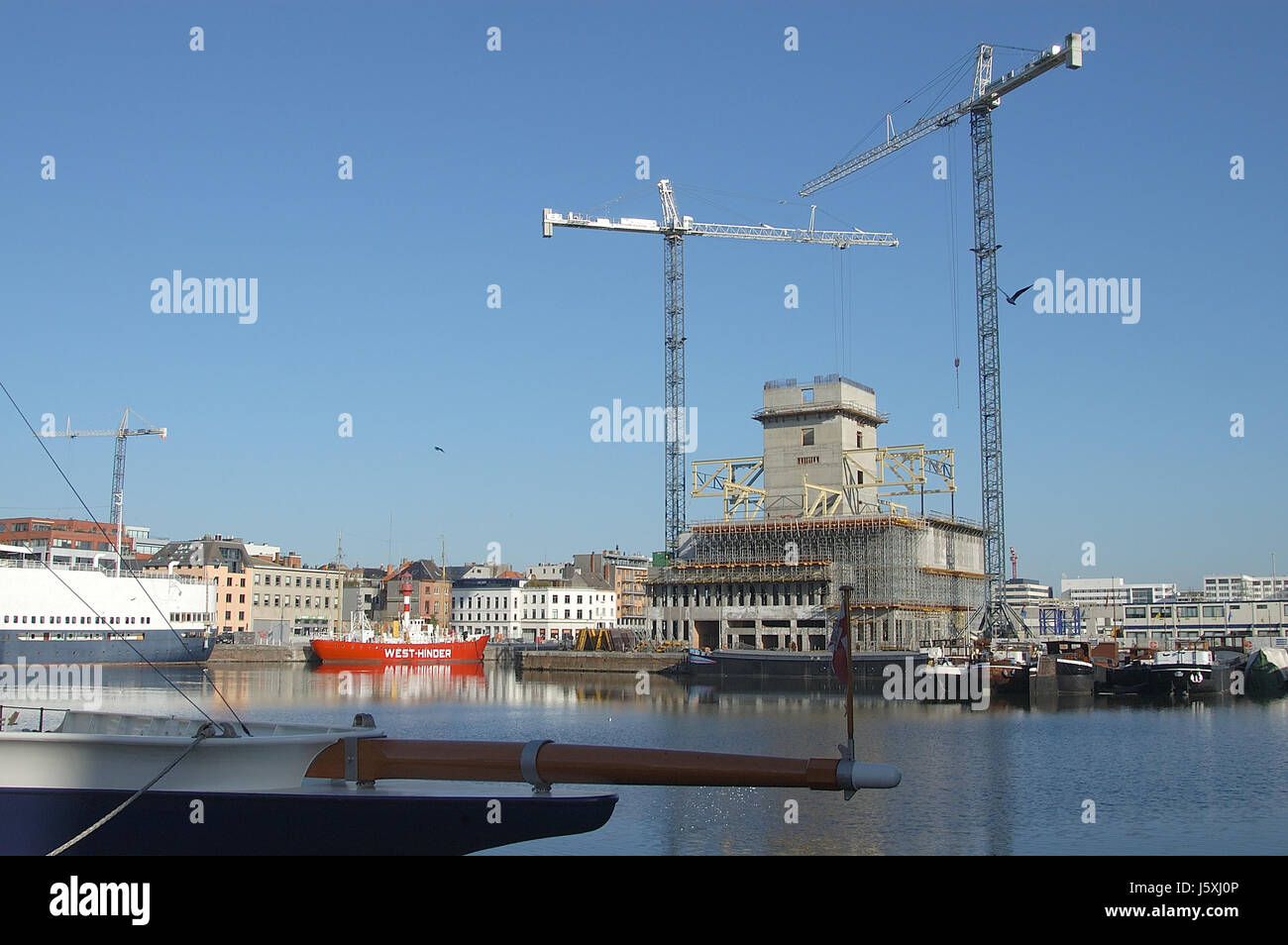 Grue de construction waterfront Anvers grand site en construction bateau à voile voilier Banque D'Images