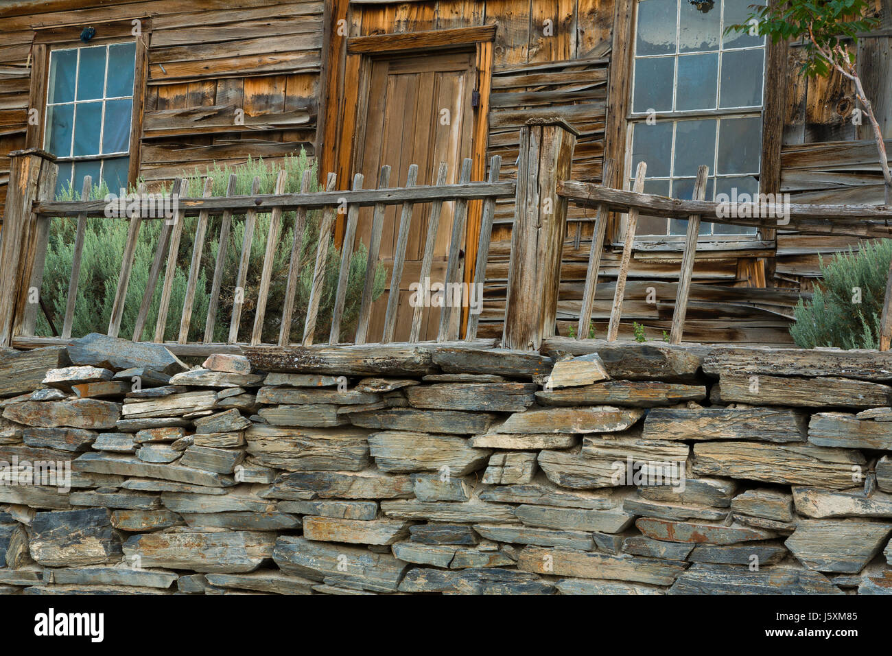 Les modèles de bois et de pierre dans une ville fantôme du Nevada. USA Banque D'Images