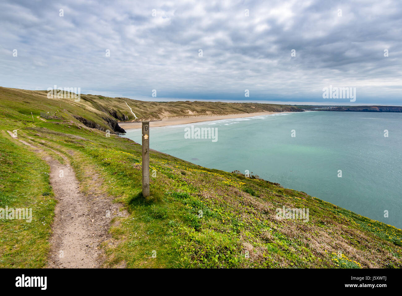 La côte de Cornouailles, à la recherche de chemin du sud de Point à l'égard des sables bitumineux de Perran et Broad Oak. Banque D'Images