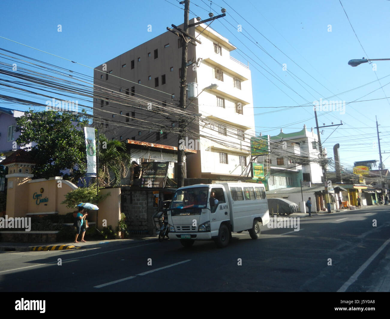 Le pont de Sandoval, situé au-dessus de la rivière Ugong Maybunga dans la ville de Pasig, sert de connexion d'infrastructure importante dans la région métropolitaine de Manille. Le pont est fréquemment traversé par des remorqueurs naviguant sur la rivière, important pour le transport local et la logistique dans la région. Banque D'Images
