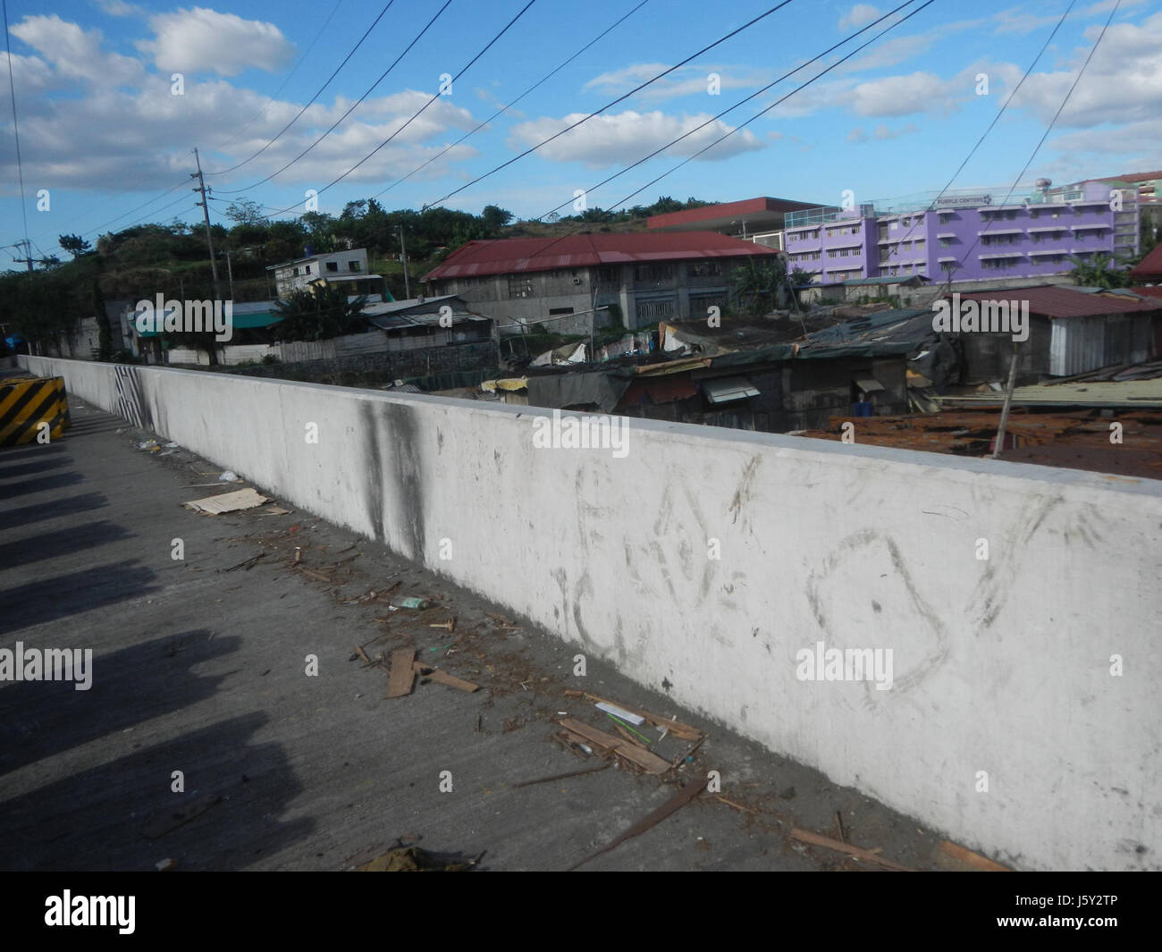 Le pont R-12 à Estero de Vitas, situé le long de Marcos Road à Tondo, Manille, fournit une infrastructure cruciale dans l'une des zones les plus densément peuplées et sous-développées de la ville, reliant les zones urbaines vitales de Manille. Banque D'Images