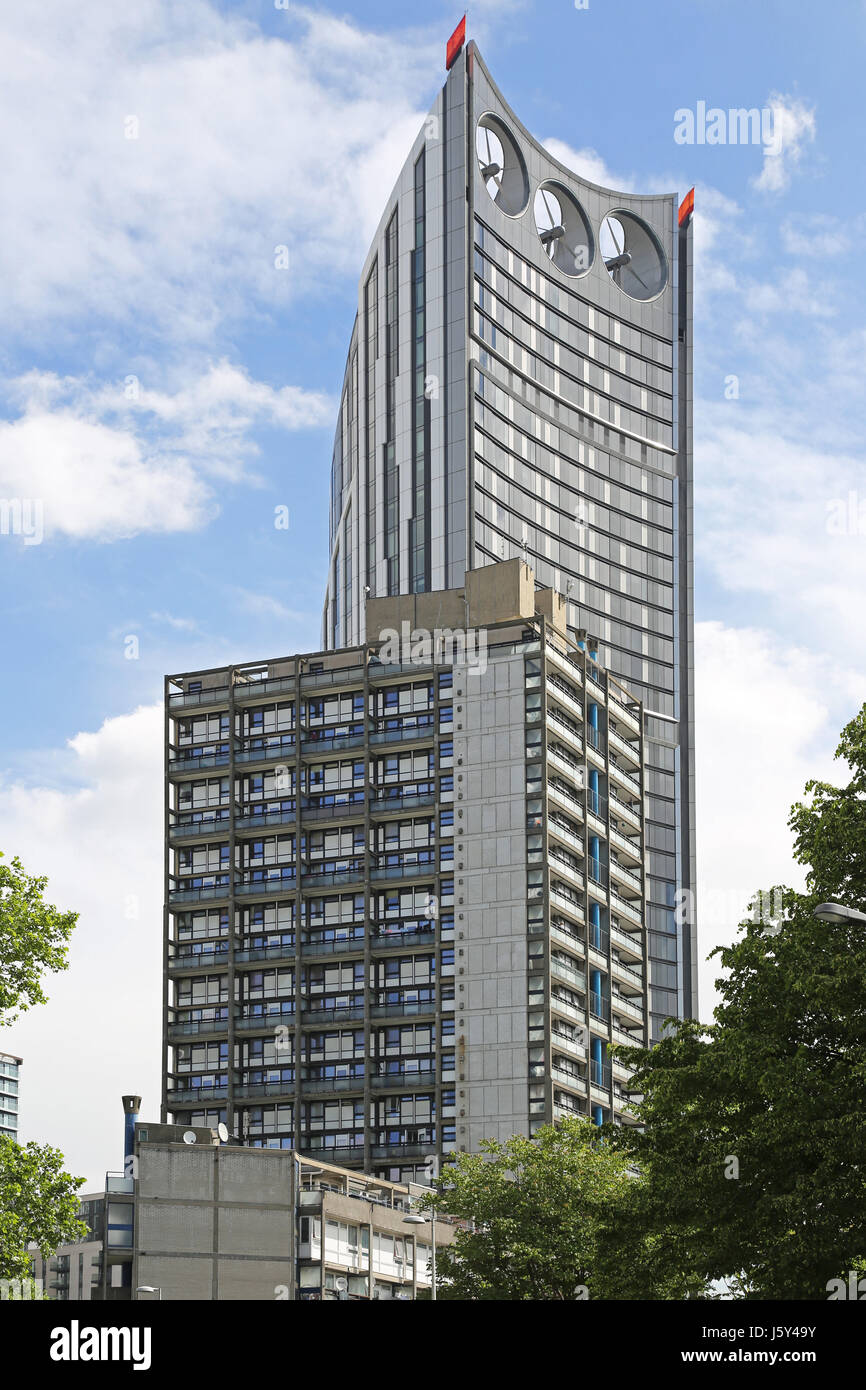 Strata Tower au London's Elephant and Castle. Vu derrière un 1960 tour du Conseil mettant en évidence le contraste dans ce quartier de Londres. Banque D'Images