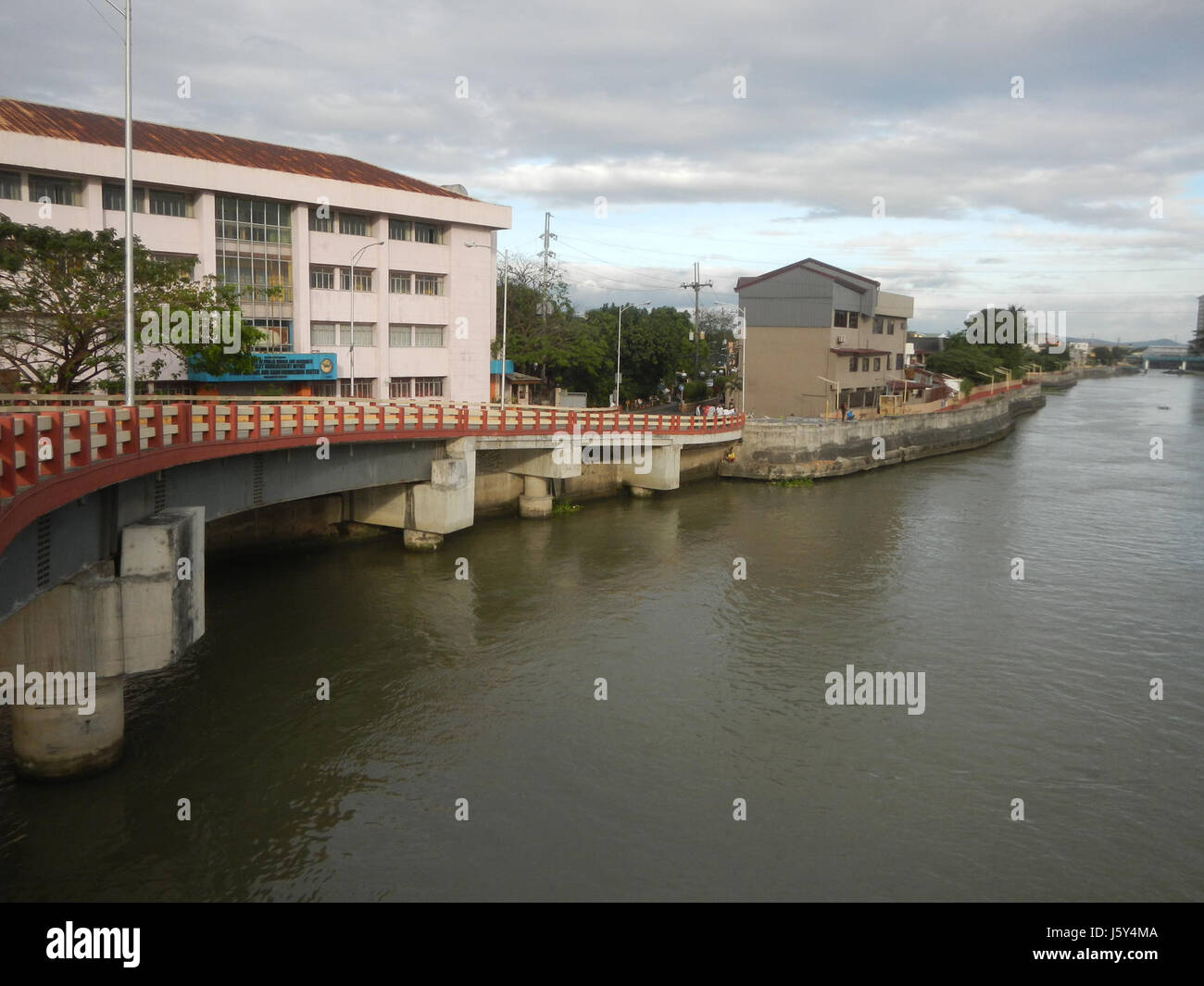 Il s'agit d'un projet de lutte contre les inondations impliquant le pont Sumilang Buting dans la ville de Pasig, aux Philippines. Le projet est probablement axé sur le contrôle des inondations dans la région de la rivière Pasig, y compris la gestion des traversiers fluviaux. Banque D'Images