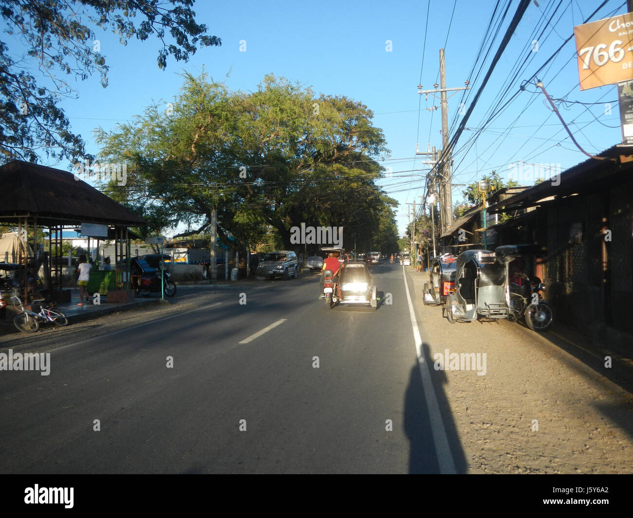 Cette image capture le village de San Juan de Dios à Tambubong, Caingin, San Rafael, Bulacan. Le village et ses environs représentent la vie rurale philippine locale et le développement communautaire dans la région. Banque D'Images