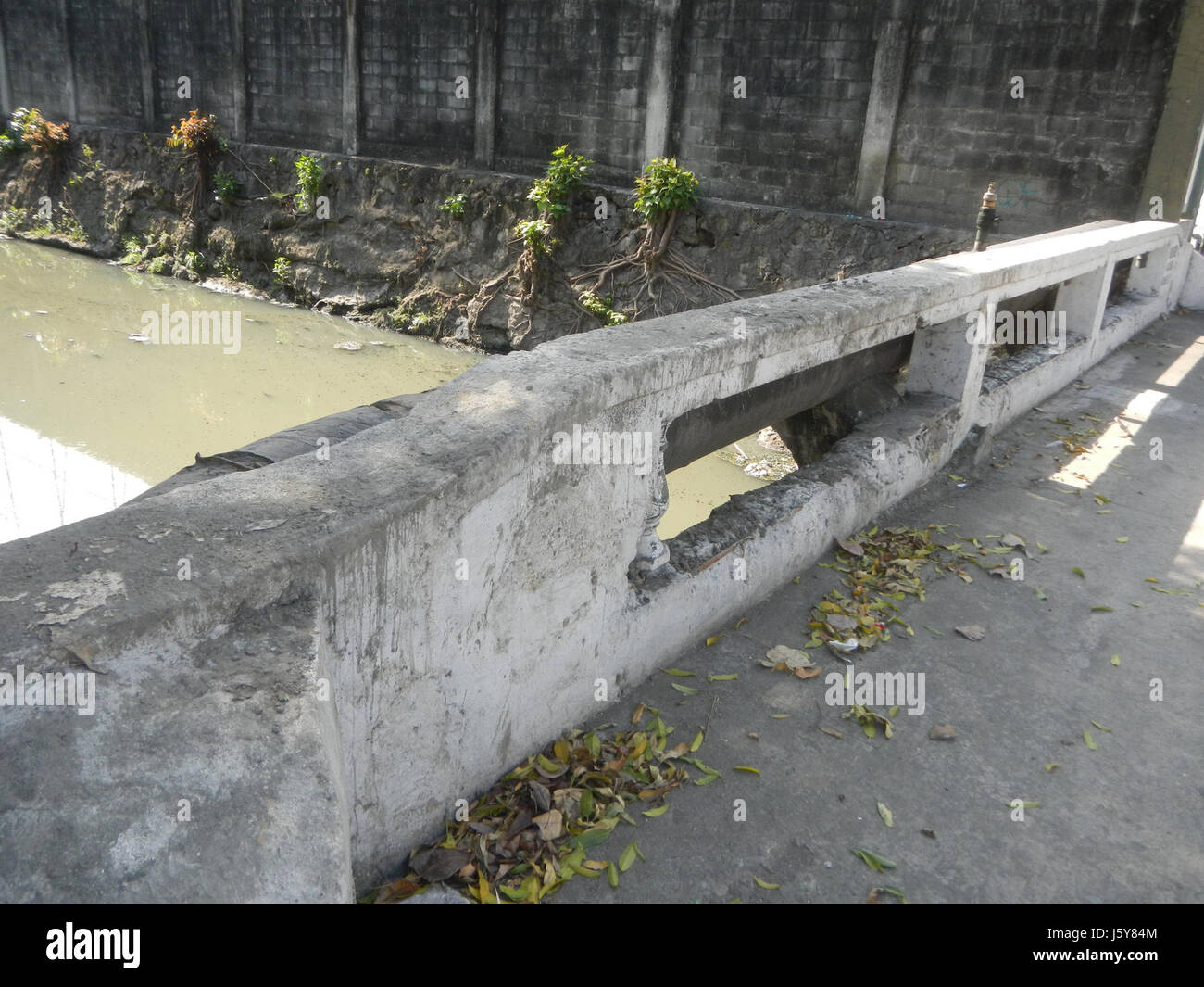 Le ponceau de Magallanes Box est un système de drainage souterrain situé à l'intersection de San Lorenzo, Chino Roces Avenue et Bangkal dans la ville de Makati, aux Philippines. Ce projet d’infrastructure joue un rôle clé dans la lutte contre les inondations, en gérant le ruissellement de l’eau dans la région, en particulier pendant la saison des pluies. Banque D'Images