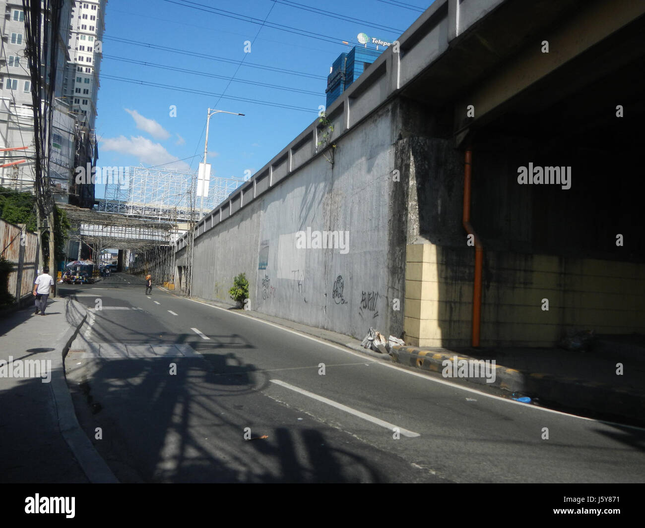 L'échangeur de Magallanes est une plaque tournante de la circulation dans la ville de Makati, reliant les routes principales telles que San Lorenzo, l'avenue Chino Roces et le tunnel de Bangkal. Il joue un rôle important dans les infrastructures de transport de la ville. Banque D'Images