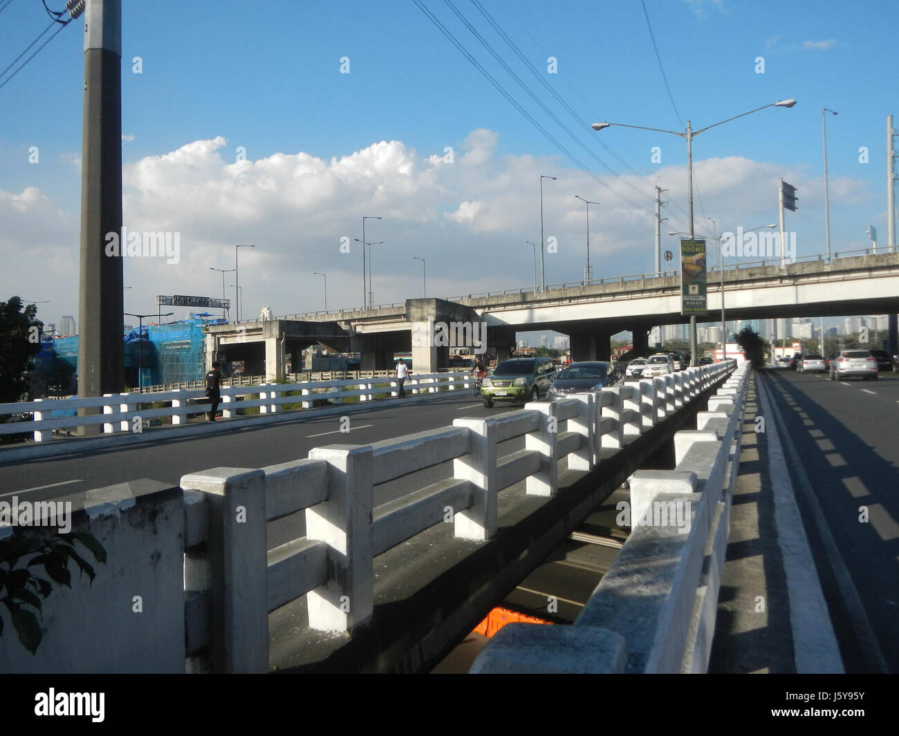 Sales Interchange, situé à Taguig et Pasay City, est un important centre commercial et de transport, facilitant les déplacements entre les zones clés de la région métropolitaine de Manille. Banque D'Images