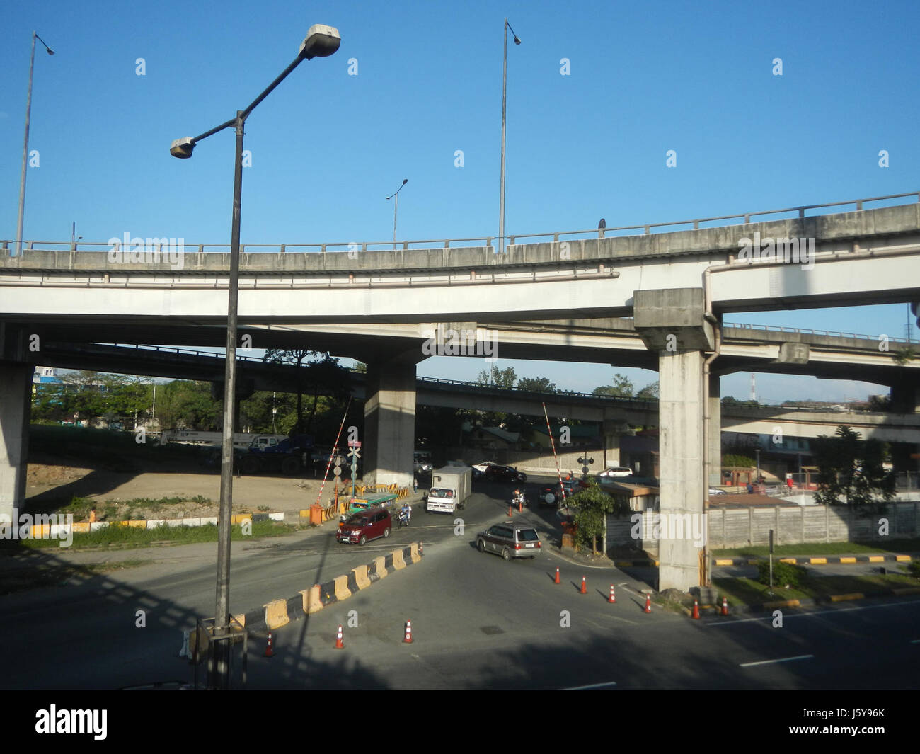 Cette carte met en évidence l'échange de ventes entre les villes de Taguig et Pasay, en se concentrant sur les infrastructures clés et les itinéraires de transport qui relient ces régions dans le Grand Manille. Banque D'Images