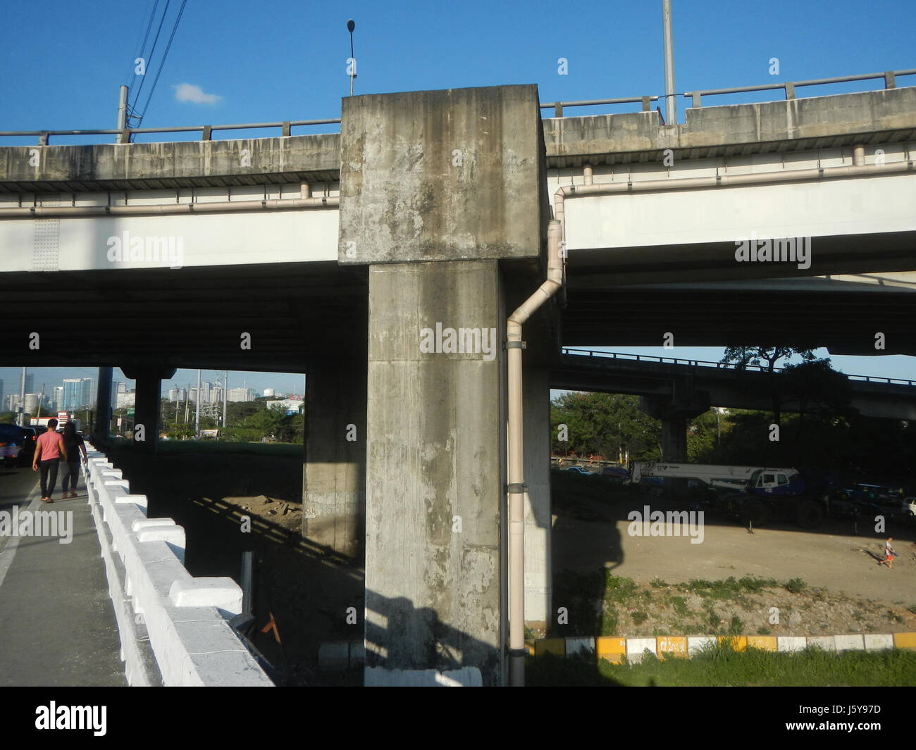 L'image représente l'échangeur de ventes sur Lawton Avenue, situé à Western Bicutan, Taguig et Pasay City. Cet échangeur joue un rôle clé dans le flux de circulation de la ville, reliant les principales routes du Grand Manille. Banque D'Images
