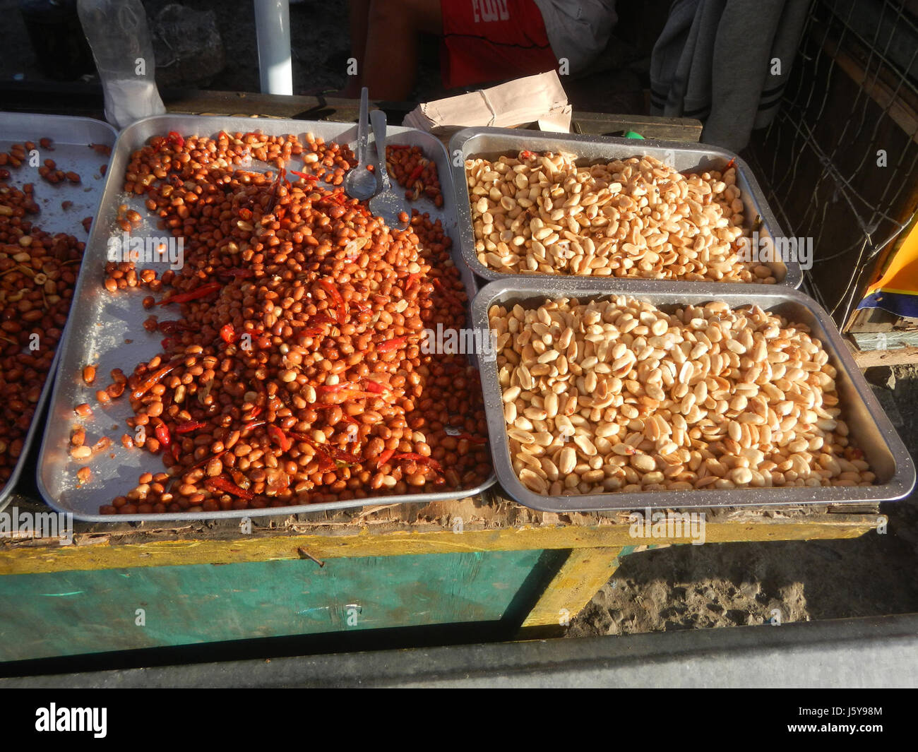 L'échangeur de ventes, situé sur l'avenue Lawton dans le quartier Bicutan occidental de Taguig, relie des zones clés de la ville de Pasay, améliorant ainsi la fluidité de la circulation et la mobilité urbaine dans ce quartier animé. Banque D'Images