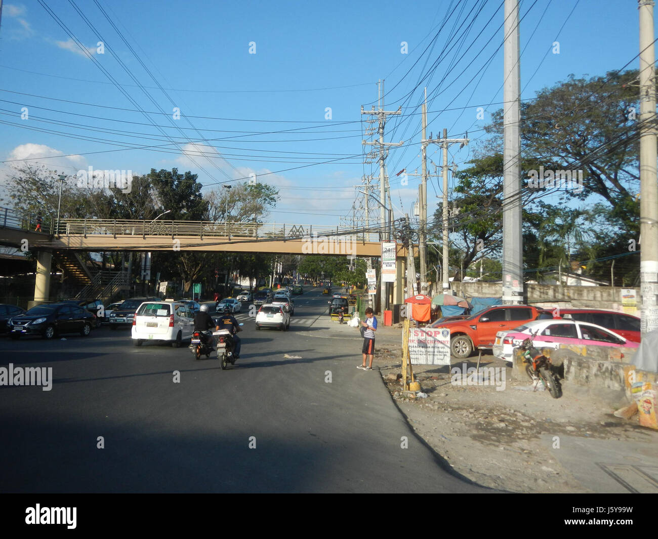 L'échangeur de ventes est un important carrefour de circulation situé à l'intersection de Lawton Avenue, reliant Western Bicutan, Taguig et Pasay City. Cet échangeur joue un rôle crucial dans l'amélioration de la fluidité du trafic et de la connectivité régionale. Banque D'Images