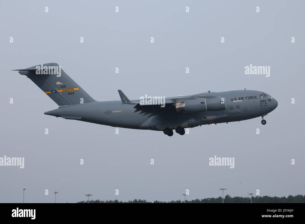 Cette image représente l'avion C-17A Globemaster III, un gros avion de transport militaire, à Mildenhall, une base au Royaume-Uni. Le C-17 est connu pour sa capacité de chargement lourd et ses performances à longue portée, couramment utilisé par l'US Air Force. Banque D'Images Cette image représente l'avion C-17A Globemaster III, un gros avion de transport militaire, à Mildenhall, une base au Royaume-Uni. Le C-17 est connu pour sa capacité de chargement lourd et ses performances à longue portée, couramment utilisé par l'US Air Force. Banque D'Images