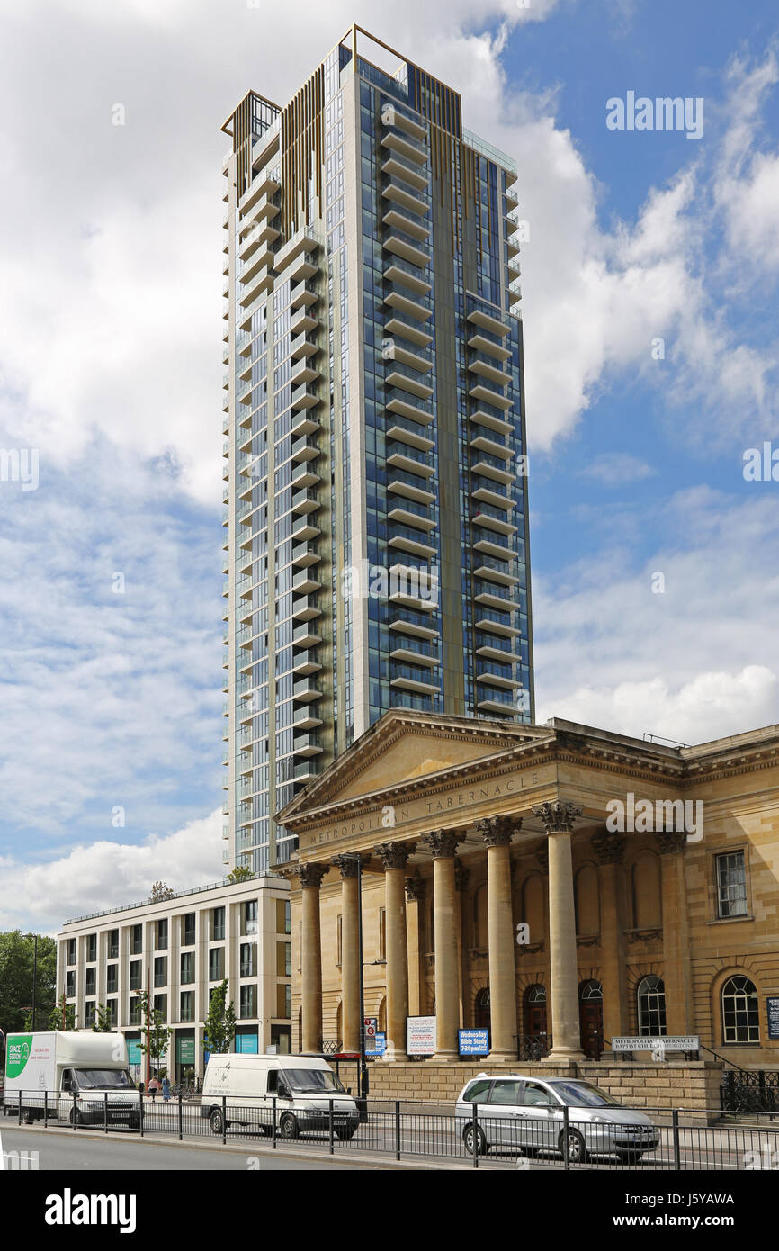 Le numéro un éléphant, un nouveau bloc d'appartement vu derrière la façade classique de la London Metropolitan Tabernacle, la réforme de l'Église baptiste. Banque D'Images