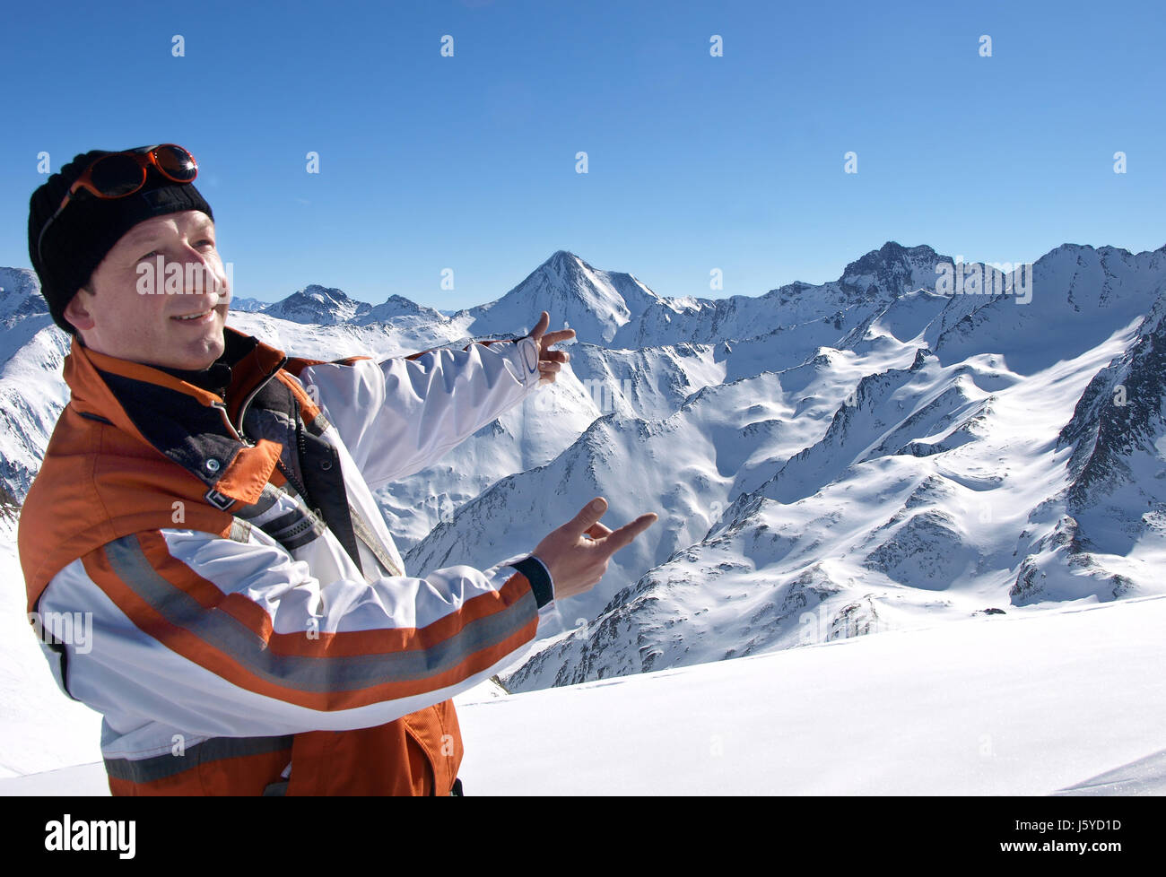 Homme hiver Skieur ski montagne alpes Suisse hiver enneigés autrichiens Banque D'Images