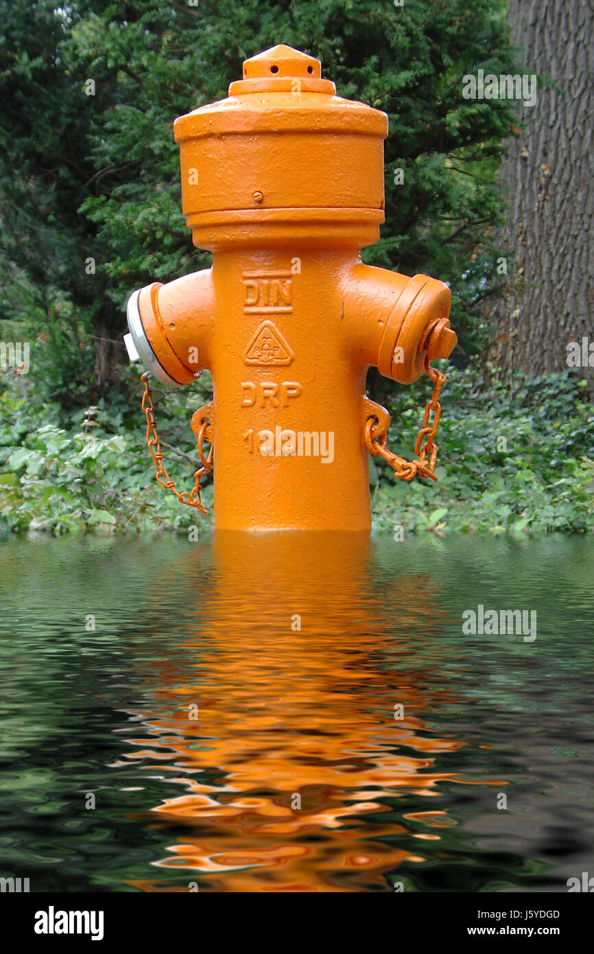 Fireplug humide d'eau fraîche à l'intérieur des terres l'eau l'eau de pluie pluie décharge orange Banque D'Images