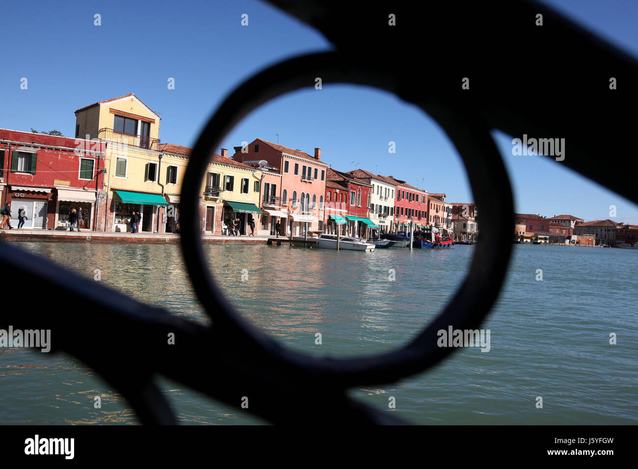 Par Mark Pic Passmore. 05/03/2017 Les boutiques colorées et les bars sur l'île de Murano, Venise, Italie Banque D'Images