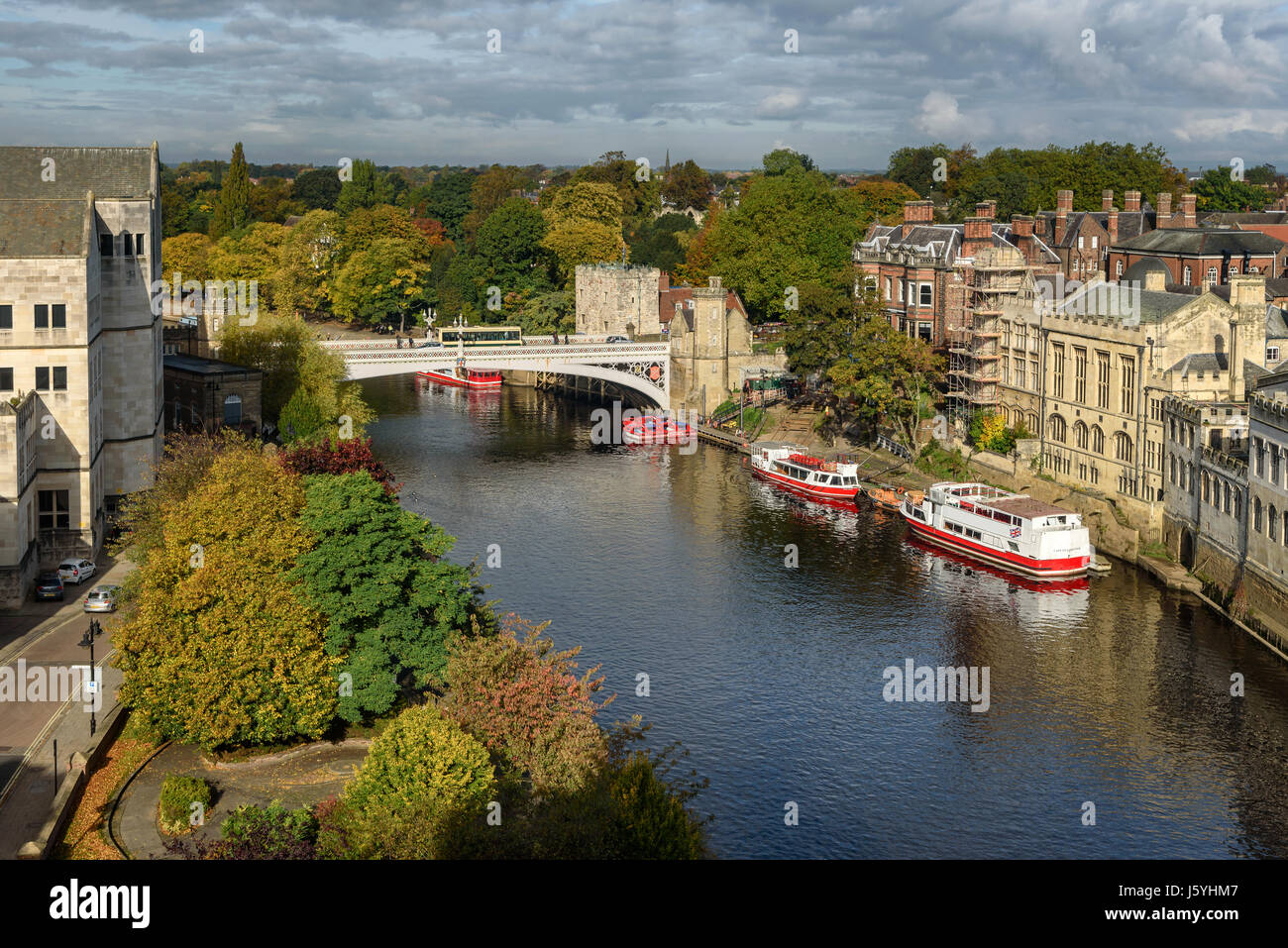 Vue aérienne de la rivière Ouse en passant par York en Angleterre Banque D'Images