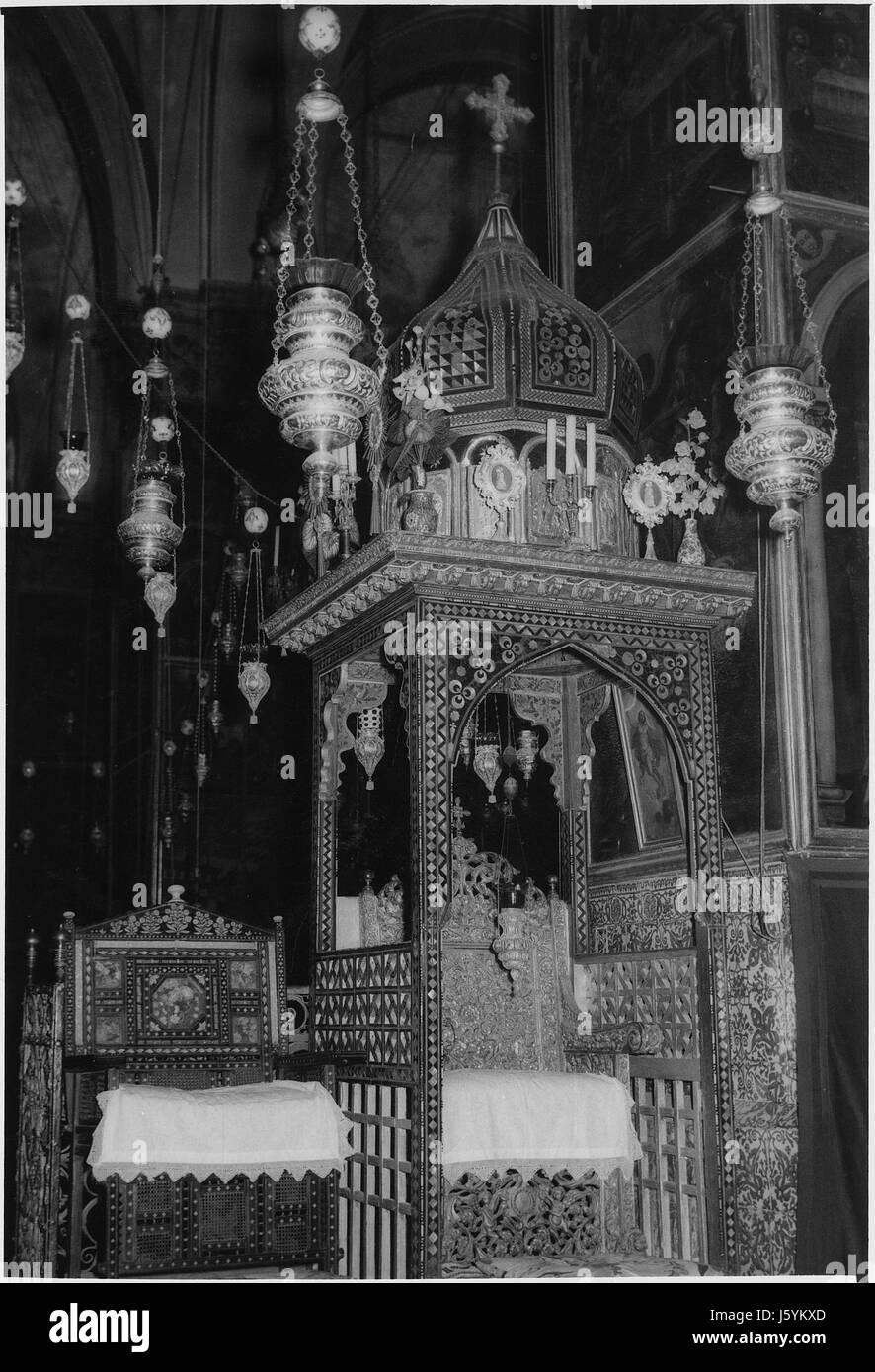 Trône de saint Jacques le moins (R), siège du patriarche orthodoxe arménienne (L), la cathédrale de St James, vieille ville, Jérusalem, 1960 Banque D'Images