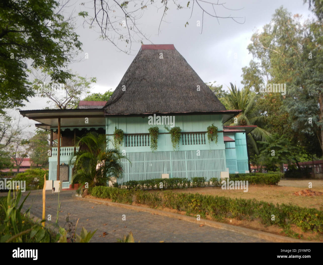 Cette image représente le quartier de Santa Mesa à Manille, avec le Museo Mabini, un important musée historique aux Philippines, situé près de l'Université Polytechnique des Philippines. Banque D'Images