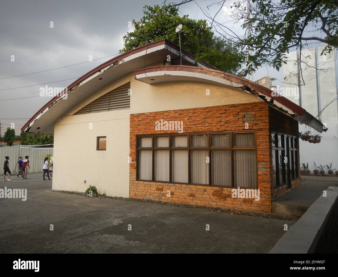 Cette image montre la gare PNR de Santa Mesa Dambana, située près de l'Université polytechnique des Philippines, un centre de transport clé à Manille. Banque D'Images