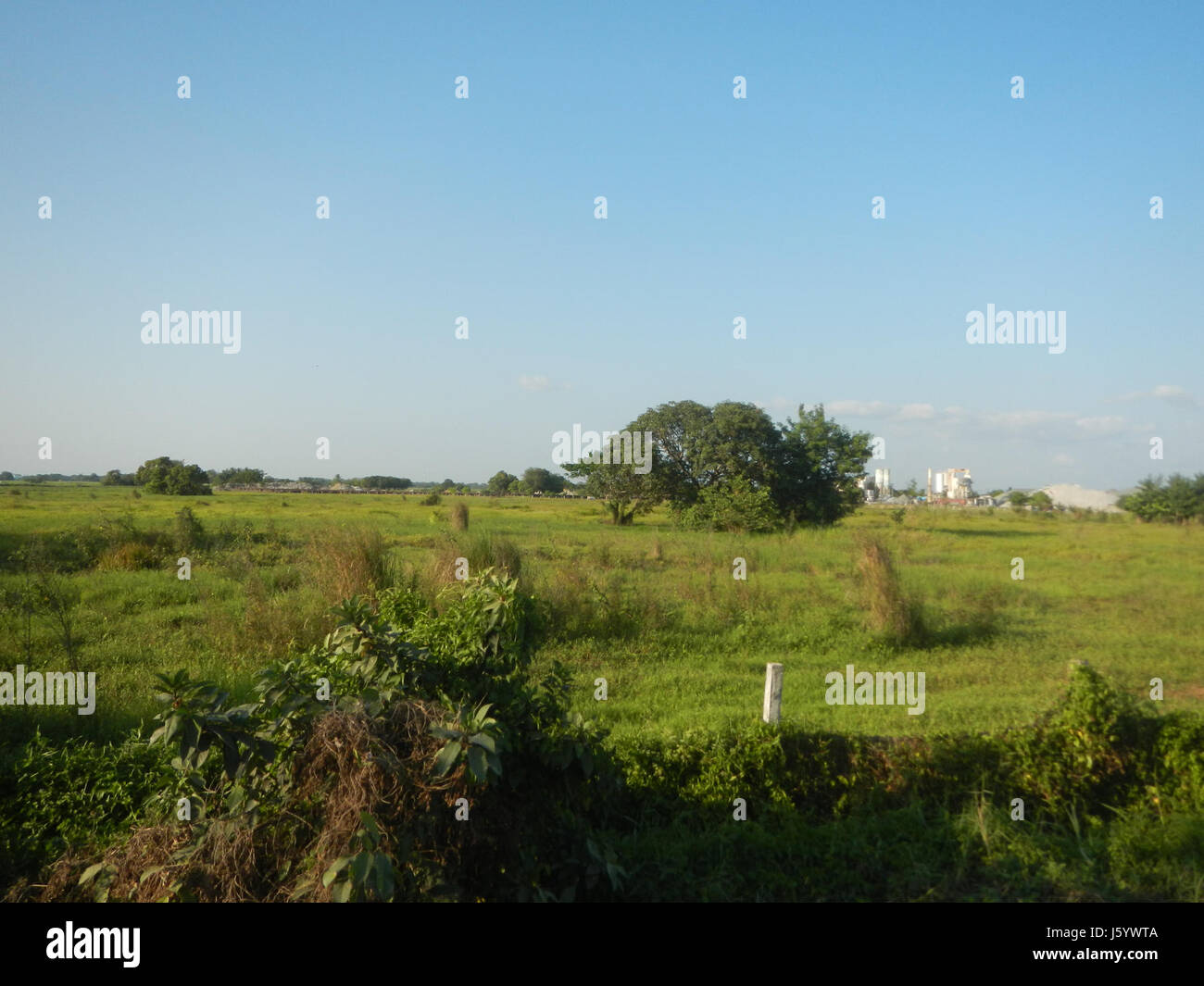 Cette entrée fait référence à un projet routier impliquant la dérivation routière du Service d'accès à Bulihan, Bagong Silang, Banga et Plaridel à Bulacan. Le projet vise à améliorer la fluidité du trafic et la connectivité dans la région. Banque D'Images