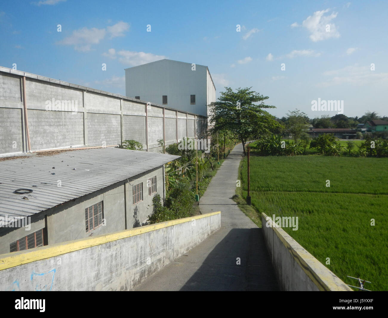 Les passages supérieurs de Fields Malis à Guiguinto, Bulacan, font partie du réseau routier NLEx. Les passages supérieurs constituent des éléments d'infrastructure clés pour améliorer la fluidité de la circulation et l'efficacité des transports dans la région. Banque D'Images