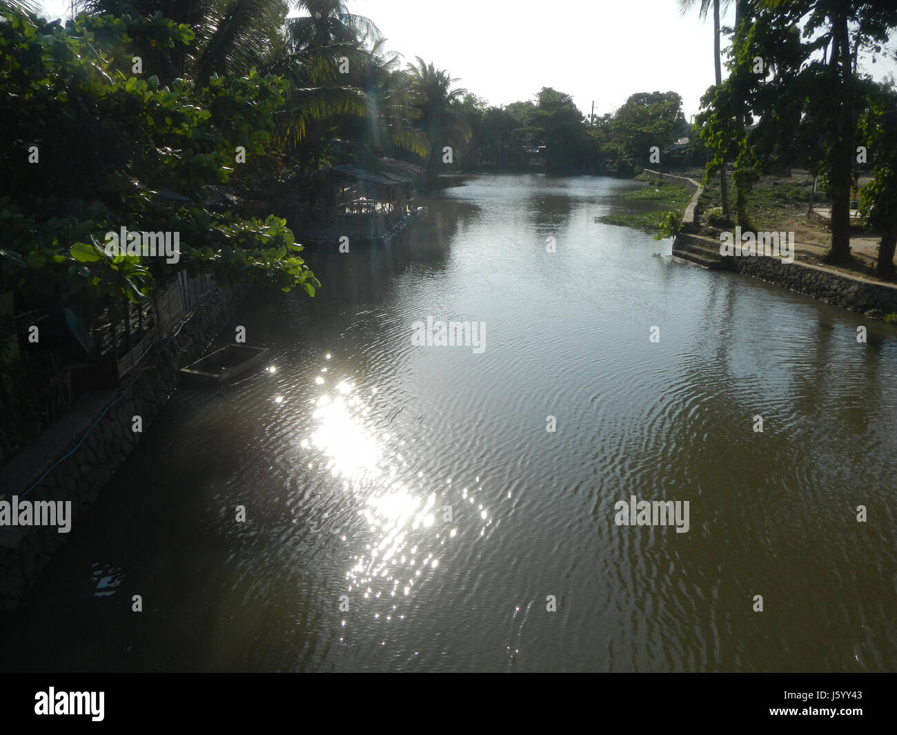 Cette entrée concerne le projet d'infrastructure impliquant les routes et les ponts dans la région de Fields Malis Creek et River Northville, situé à Guiguinto, Bulacan, Philippines. Il souligne le développement continu des réseaux de transport régionaux. Banque D'Images