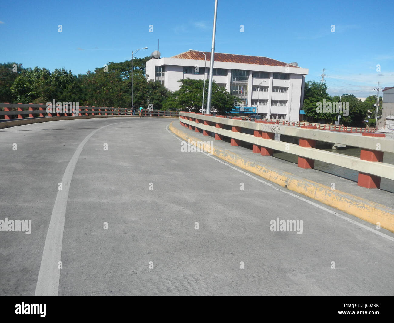 03219 est un projet de lutte contre les inondations dans la ville de Pasig, qui comprend le pont Sumilang Buting et le système River Ferry. Cette initiative vise à gérer les risques d’inondation et à améliorer la fluidité de la circulation et du transport le long de la rivière Pasig. Le projet joue un rôle crucial dans les efforts d’atténuation des inondations de la ville et dans la mobilité locale. Banque D'Images