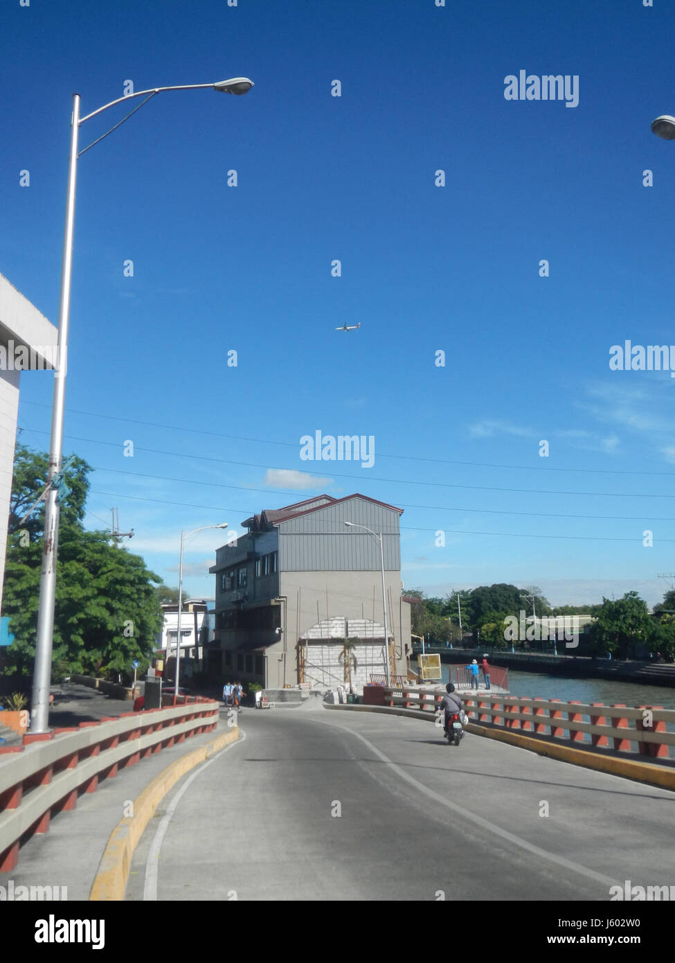 Cette image montre les mesures de contrôle des inondations et les infrastructures près du pont Sumilang Buting sur la rivière Pasig, dans la ville de Pasig, dans le Grand Manille. Le service de traversier fluvial fournit un transport vital à travers la rivière, complétant les efforts de contrôle des inondations pour prévenir les dommages pendant la saison des pluies. Le système joue un rôle essentiel dans la planification urbaine et la préparation aux catastrophes du regionâ€™s. Banque D'Images