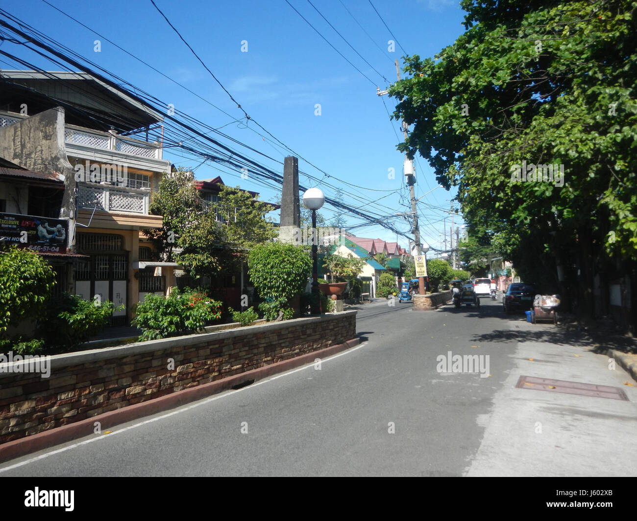 Le système Flood Control SABO du pont Sumilang Buting dans la ville de Pasig fait partie de l'infrastructure locale de gestion des inondations conçue pour empêcher le débordement de la rivière. Le système comprend des mesures pour gérer le débit d'eau et protéger les zones environnantes contre les inondations, en particulier pendant les fortes pluies. Le service Pasig River Ferry opère dans cette zone, offrant un mode de transport durable sur le fleuve. Banque D'Images