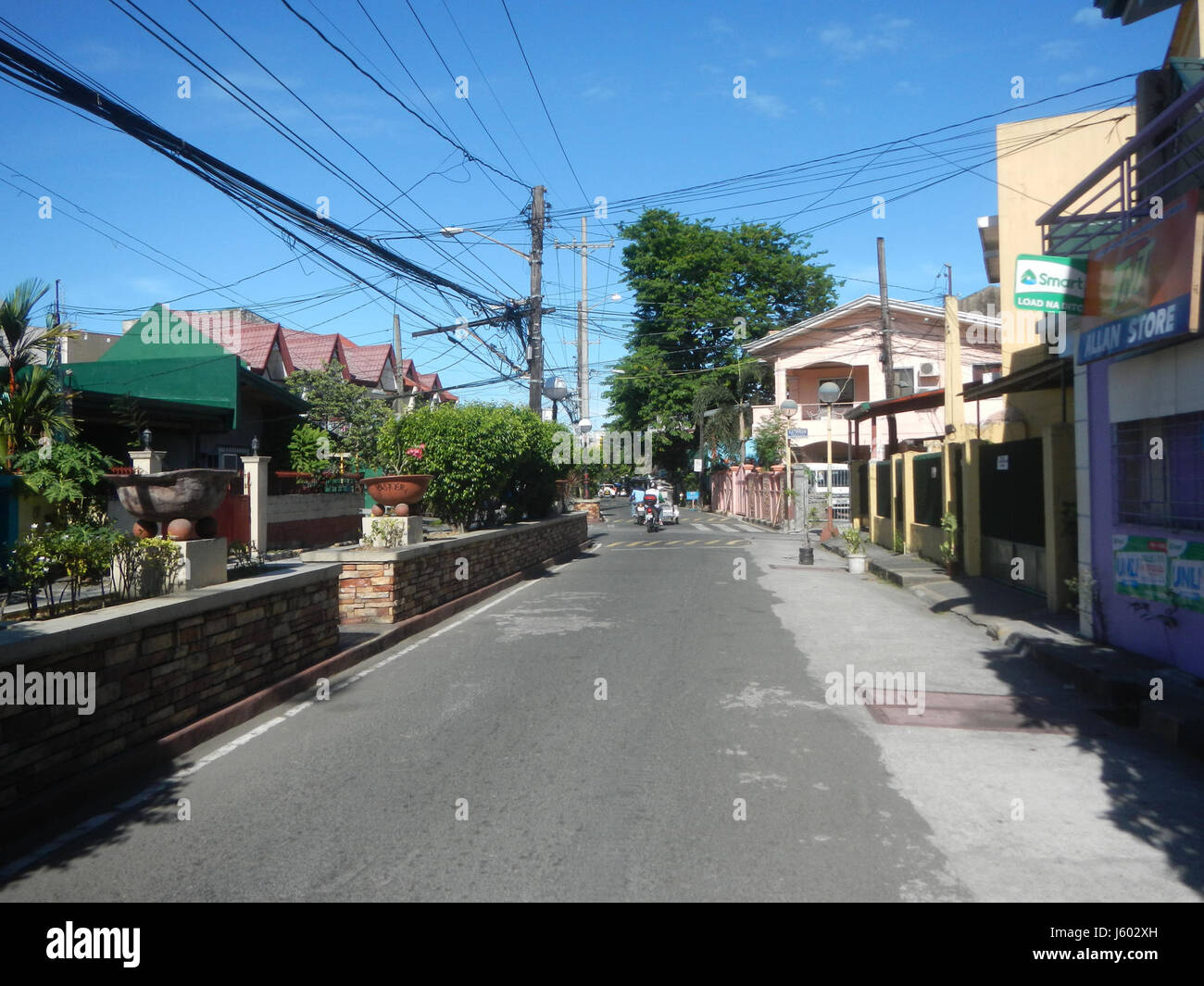 Le projet de contrôle des inondations près du pont Sumilang Buting dans la ville de Pasig, dans la région métropolitaine de Manille, comprend des efforts de gestion des inondations pour réduire le débordement de la rivière, avec l'ajout d'un système de traversiers pour soutenir le transport dans la région. Banque D'Images