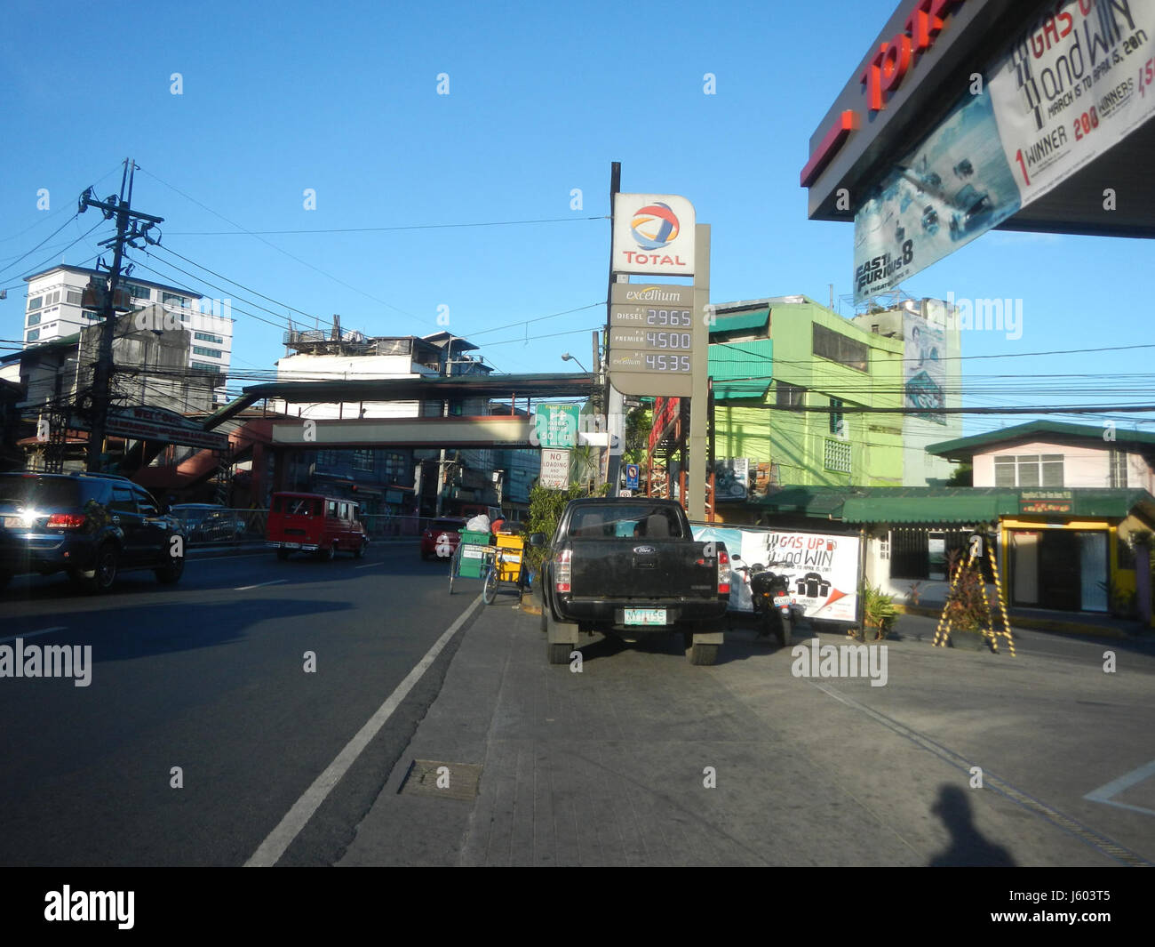 E. Rodriguez Jr. Avenue, située dans le quartier Bagong Ilog de Pasig, est une artère majeure de la région métropolitaine de Manille. Il relie les quartiers clés et constitue un itinéraire essentiel pour les navetteurs et les véhicules. Banque D'Images