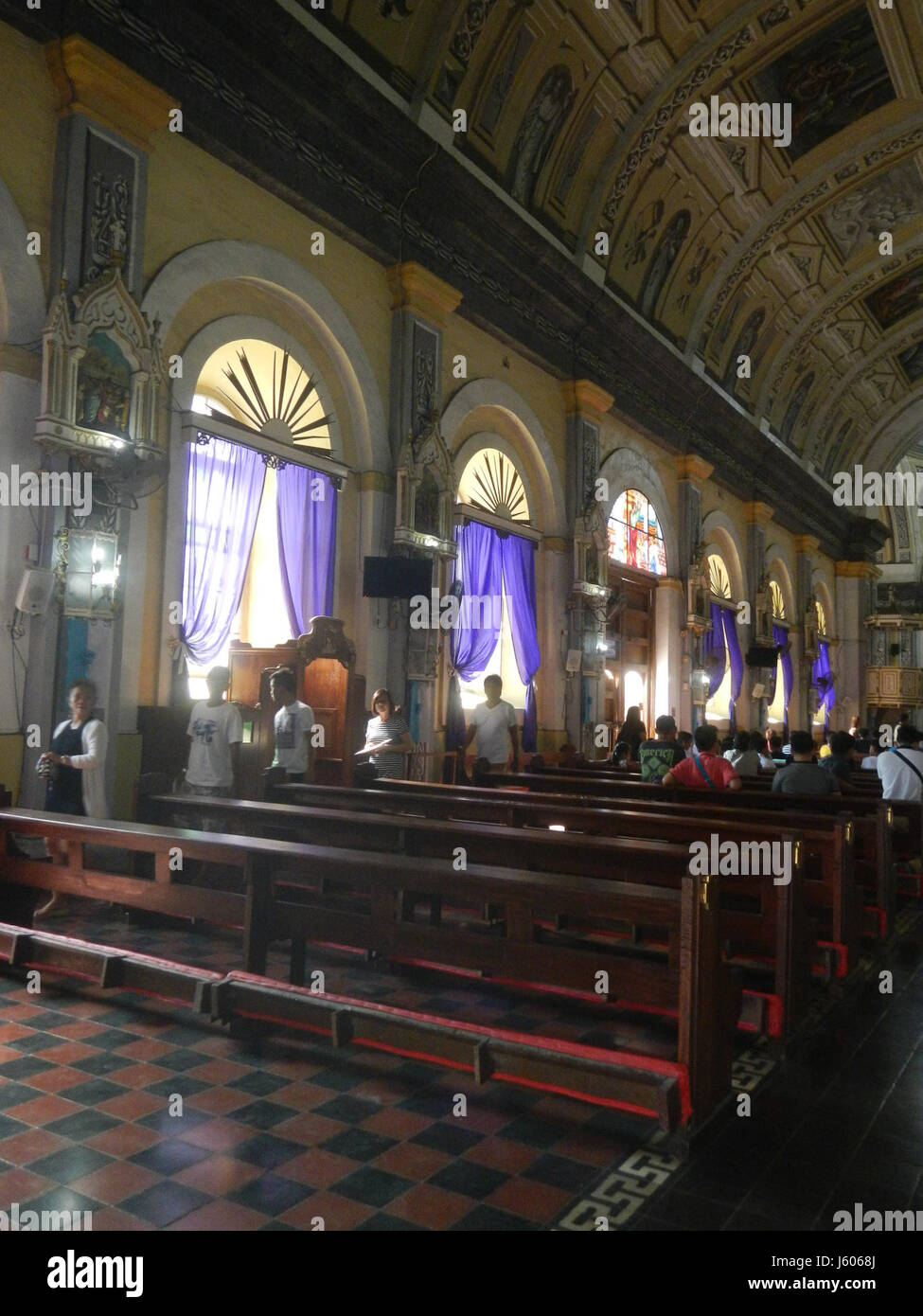 Cette image capture la vénération de la cérémonie de la Croix qui a eu lieu le vendredi Saint, 2017, à l'église San Pedro à Apalit, Pampanga, Philippines. La cérémonie est une partie importante de l’observance chrétienne du vendredi Saint, commémorant la crucifixion du Christ. Banque D'Images