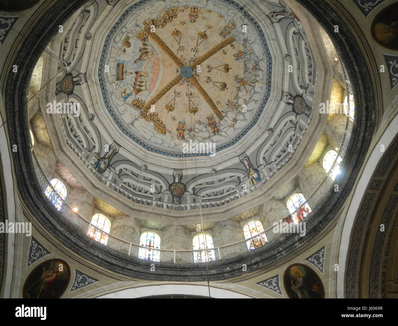 Cette image capture la vénération de la Croix pendant le vendredi Saint à l'église San Pedro à Apalit, Pampanga, Philippines. L’événement commémore la passion et la mort de Christâ€™ dans la tradition chrétienne. Banque D'Images