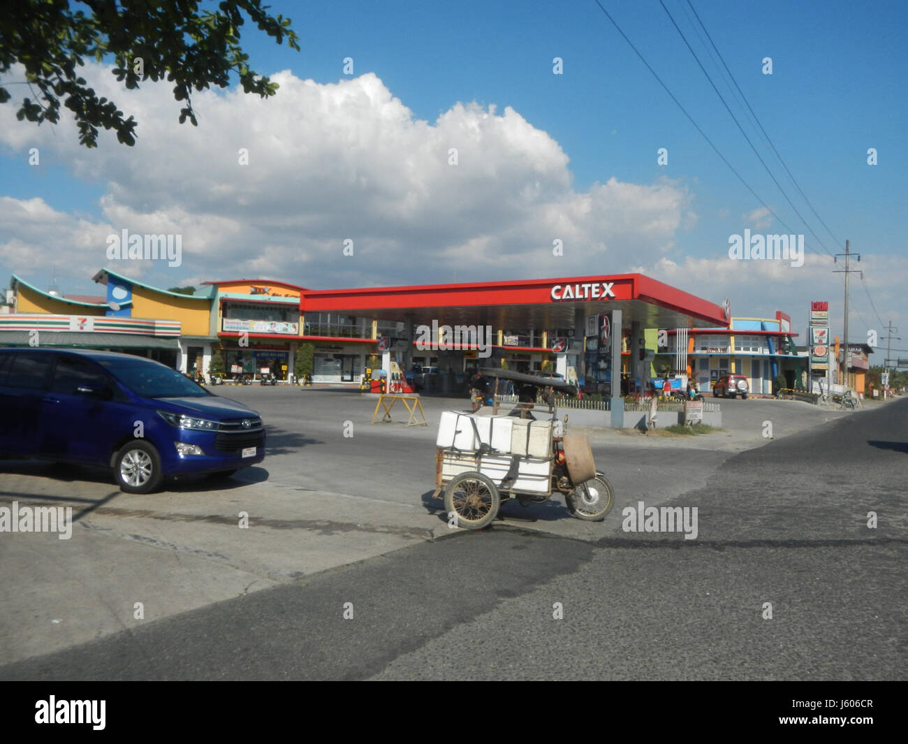 Ce titre fait référence à un emplacement sur Resort Plaza Highway 36, situé à San Agustin, San Simon, Pampanga. La région comprend probablement des entreprises locales ou des attractions le long de l'autoroute dans cette région des Philippines. Banque D'Images